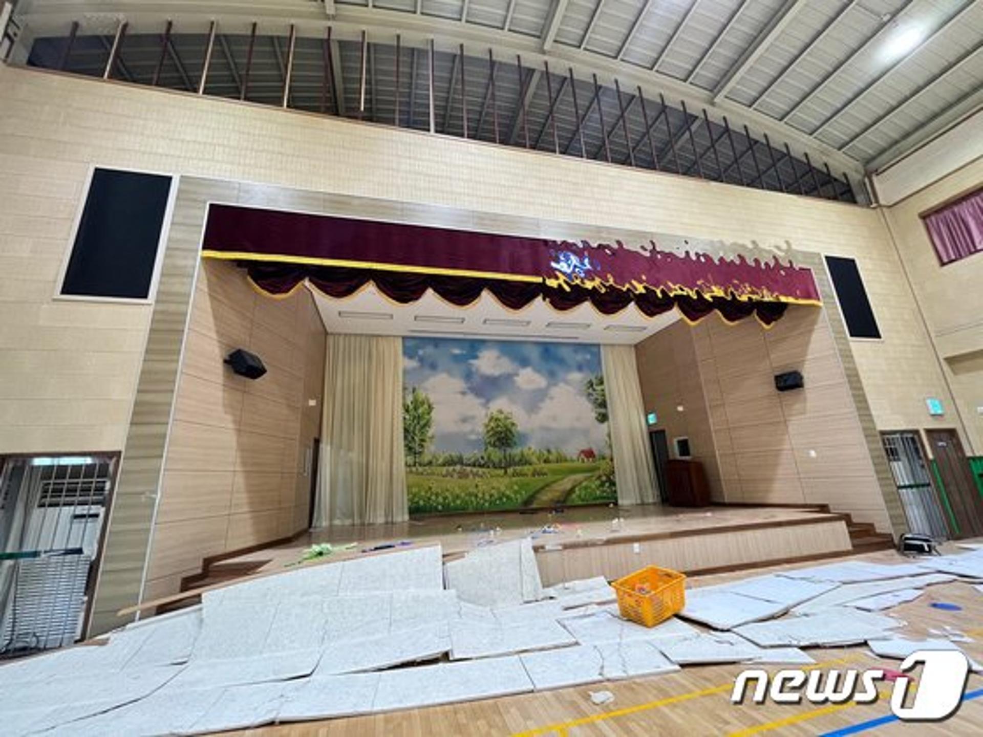 여수 초등학교 체육관 천장 마감재 '우수수'…교사·학생 '14명 부상'
