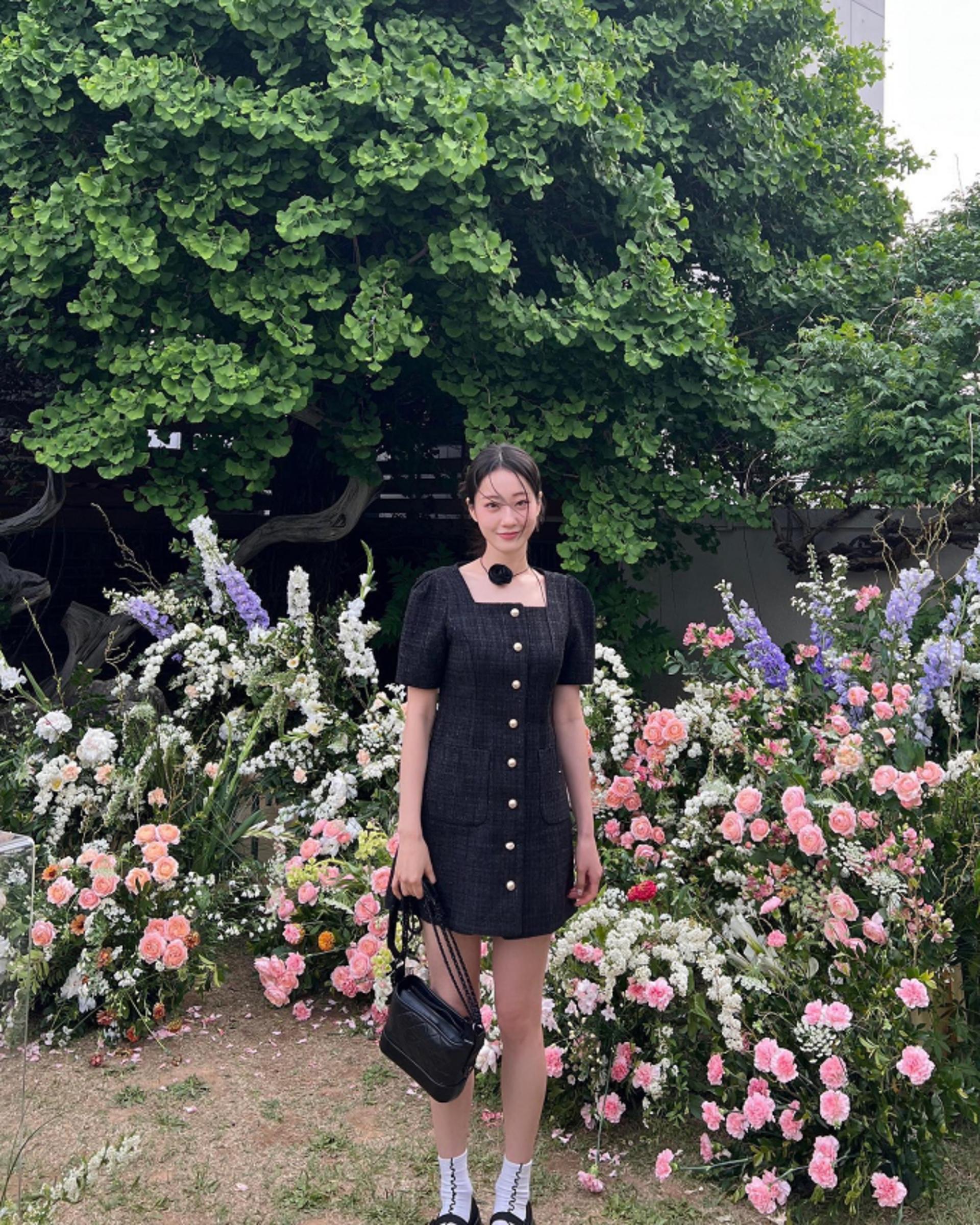 경리, 나인뮤지스 민하 결혼식서 선보인 우아한 하객룩