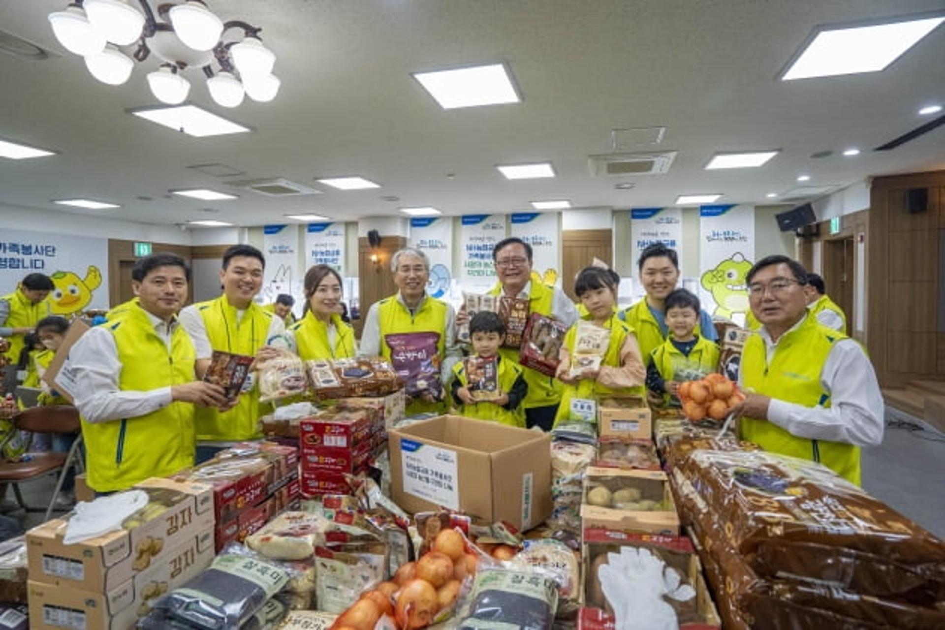 이석준 회장, 가족봉사단과 농산물 꾸러미 기부… "상생 조직문화 조성"