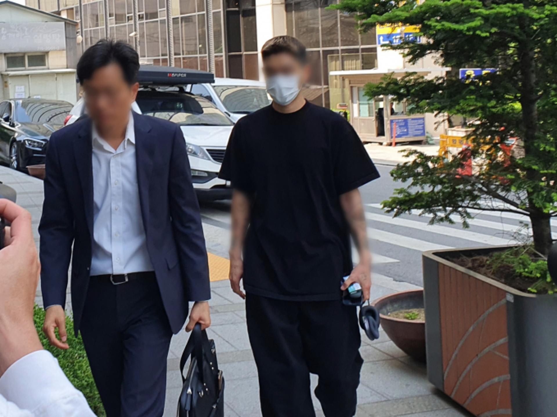 에어팟맥스+전자담배…'유아인 지인', 경찰 출석 태도 맞아?