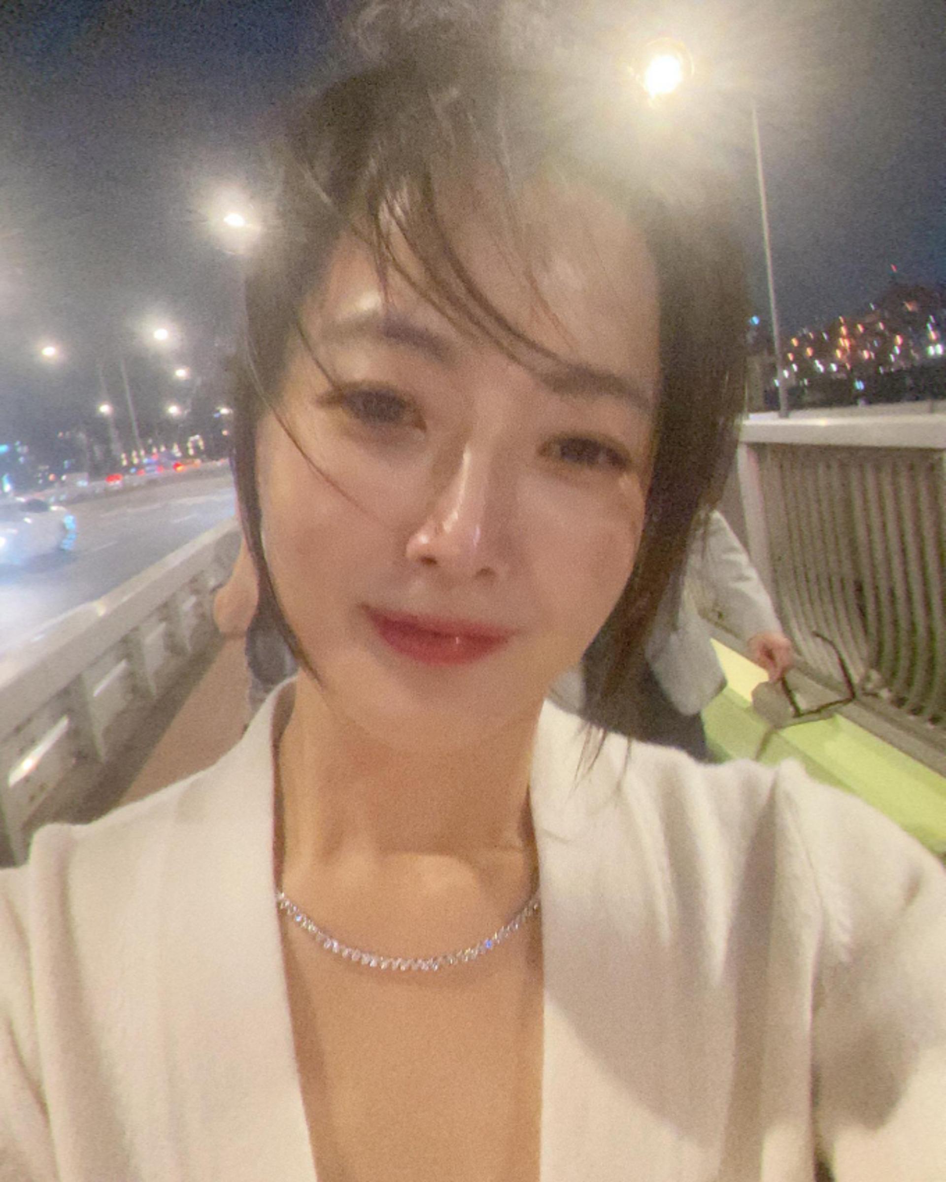 김희선, 밤 산책 중 셀카…어둠 속 빛나는 광채피부