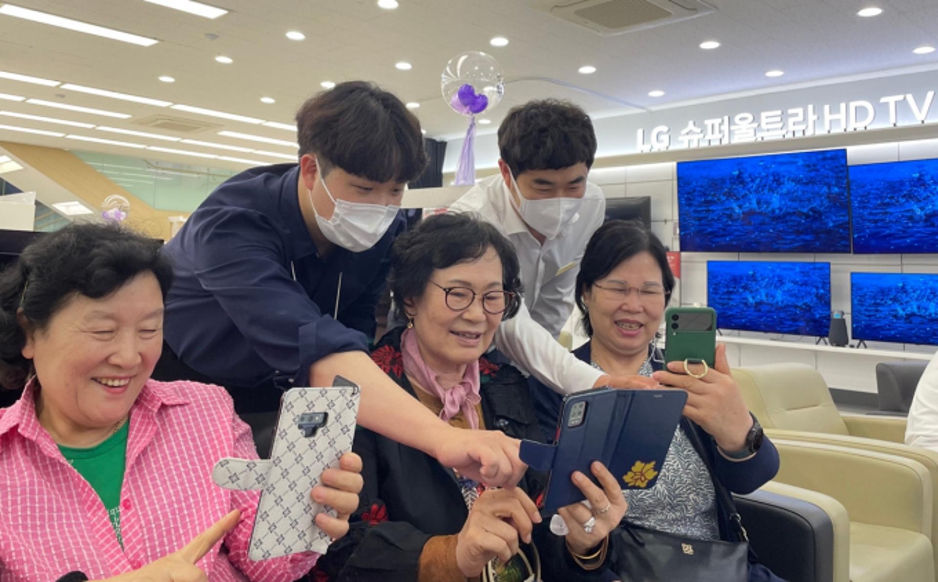 LG전자 베스트샵, 어르신 대상 IT 강좌… 피싱 예방 교육도