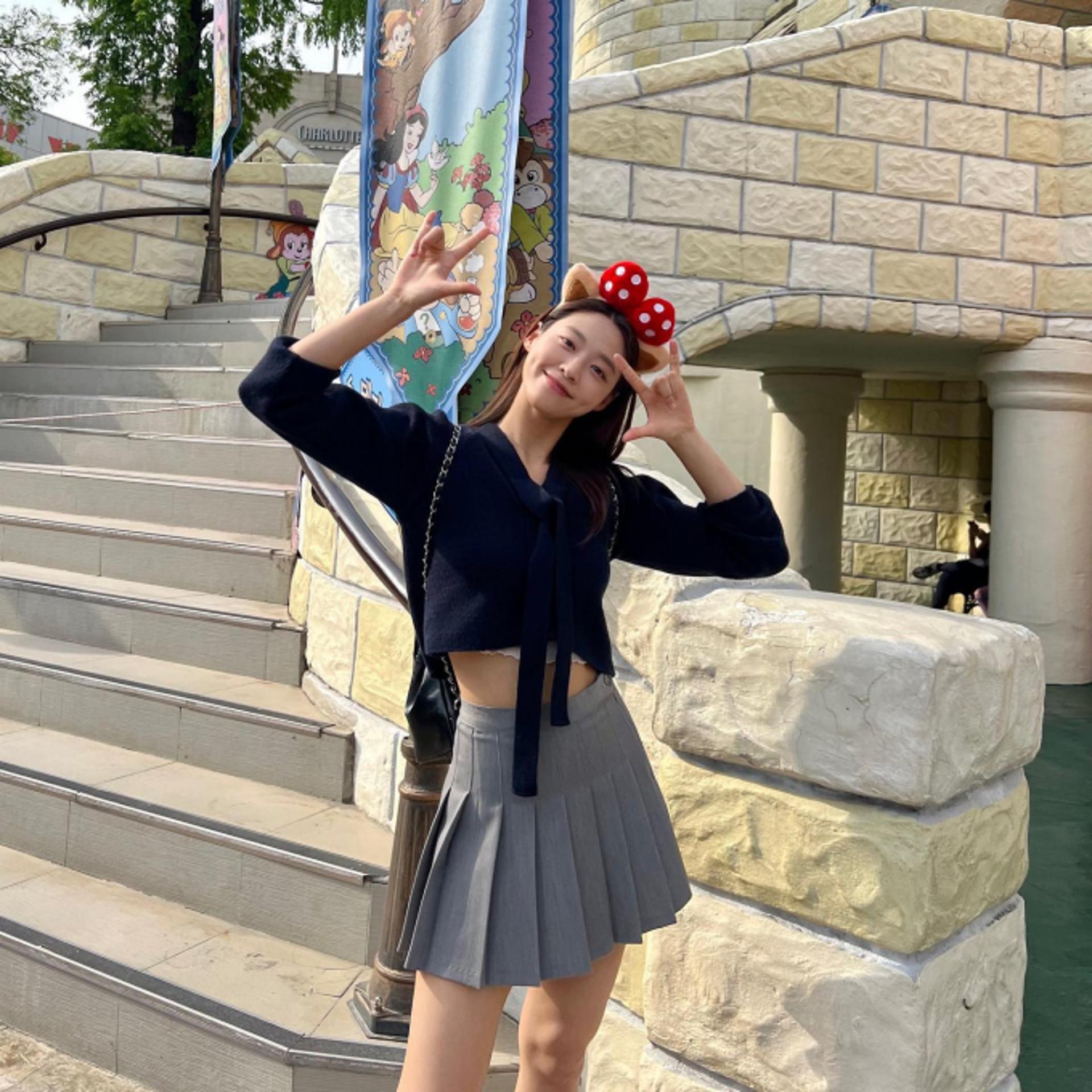 설현, 크롭톱+초미니…귀여운 놀이공원 나들이룩