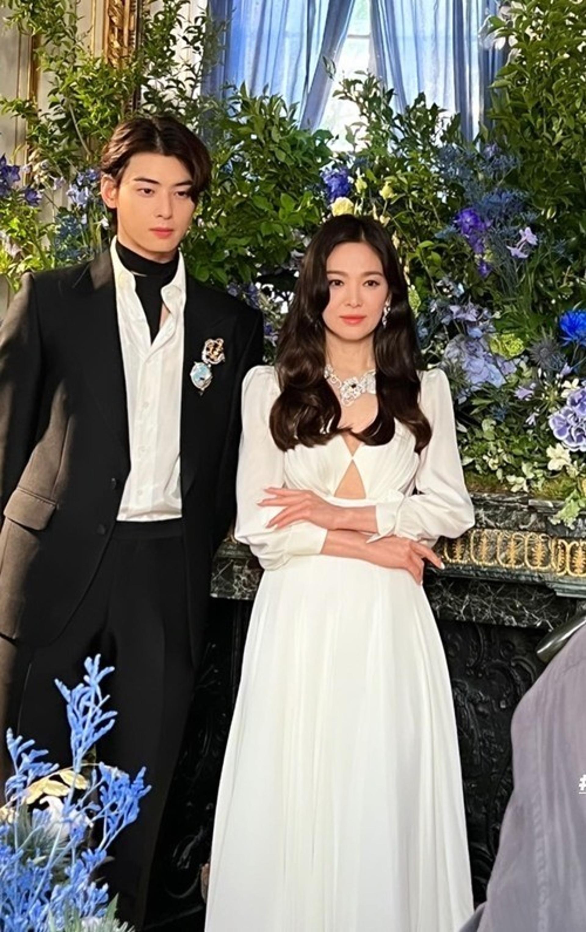 "이 조합 美쳤다"… 송혜교·차은우, 파리 홀린 비주얼