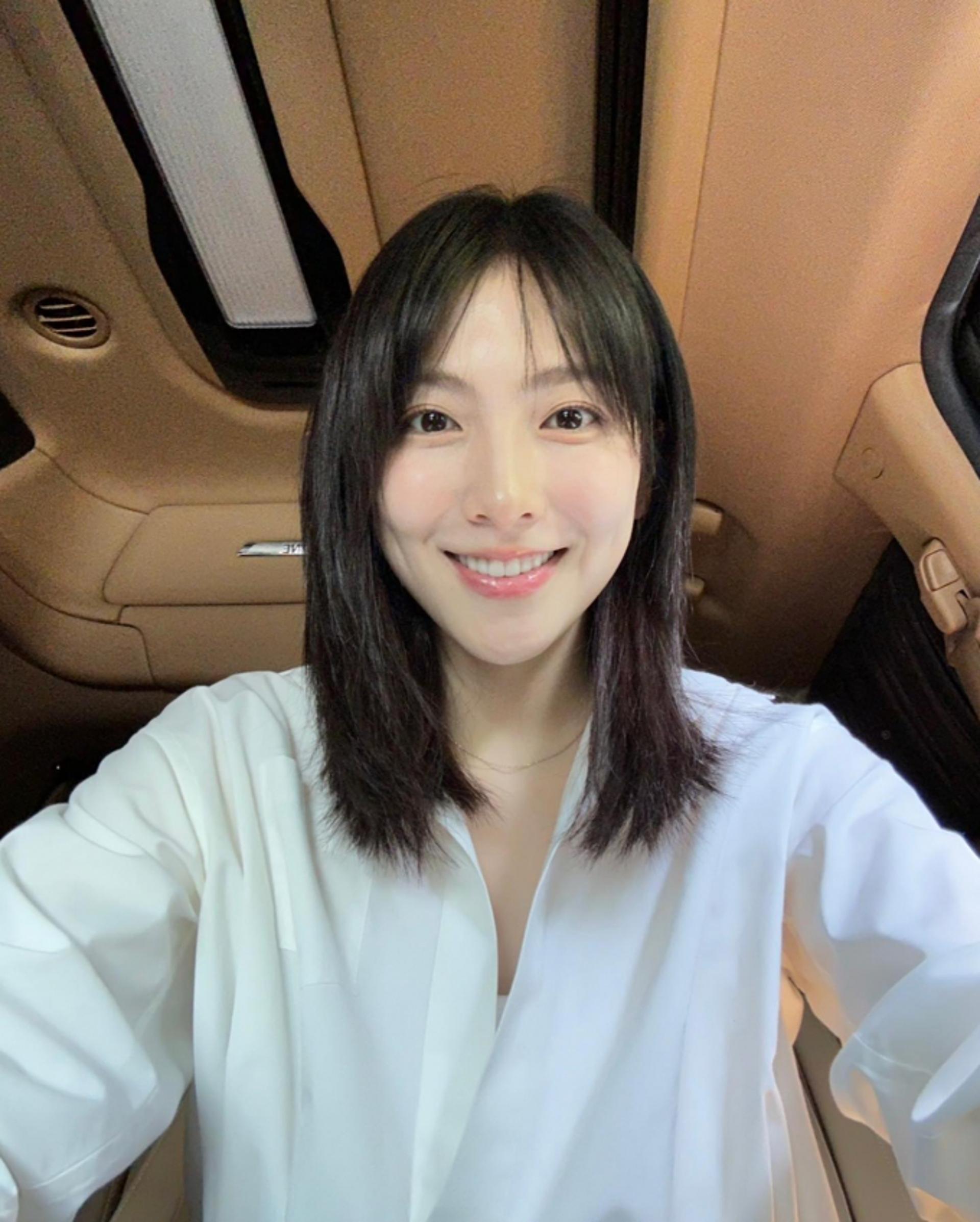 강지영, 반사판 필요 없는 화이트 셔츠룩
