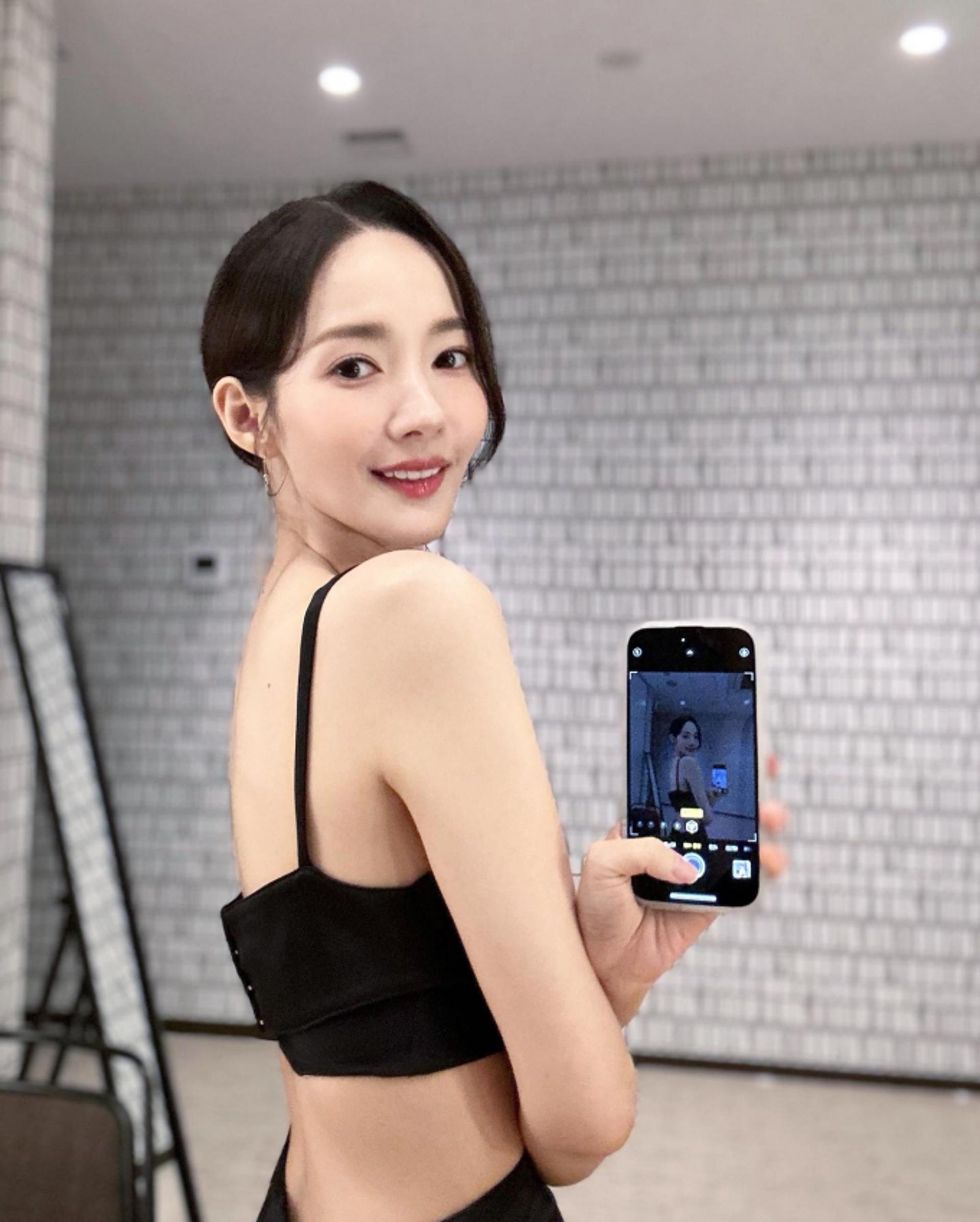 박민영, 컷아웃&슬릿…대담한 블랙 드레스 자태