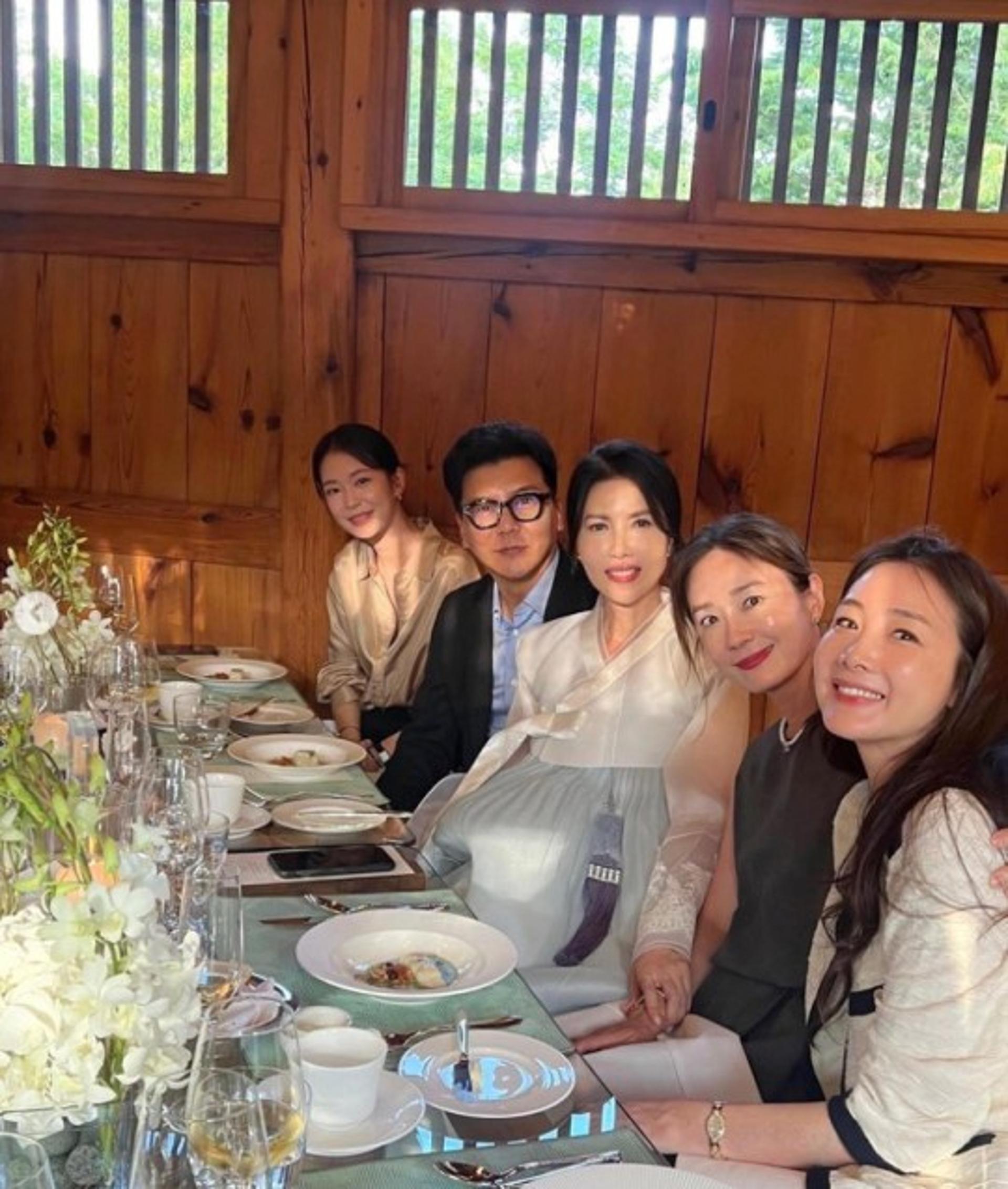최지우→ 오연수까지… '현대家 사돈' 백지연 子 결혼식 보니?