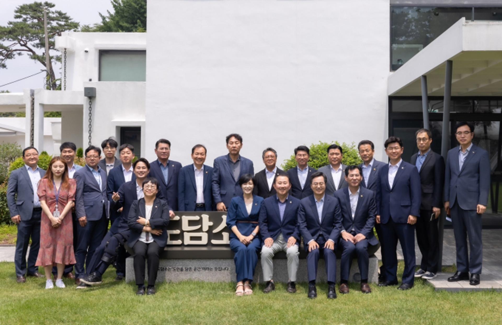 김동연, 도의회 문체위 위원들과 예술인 기회소득 등 논의