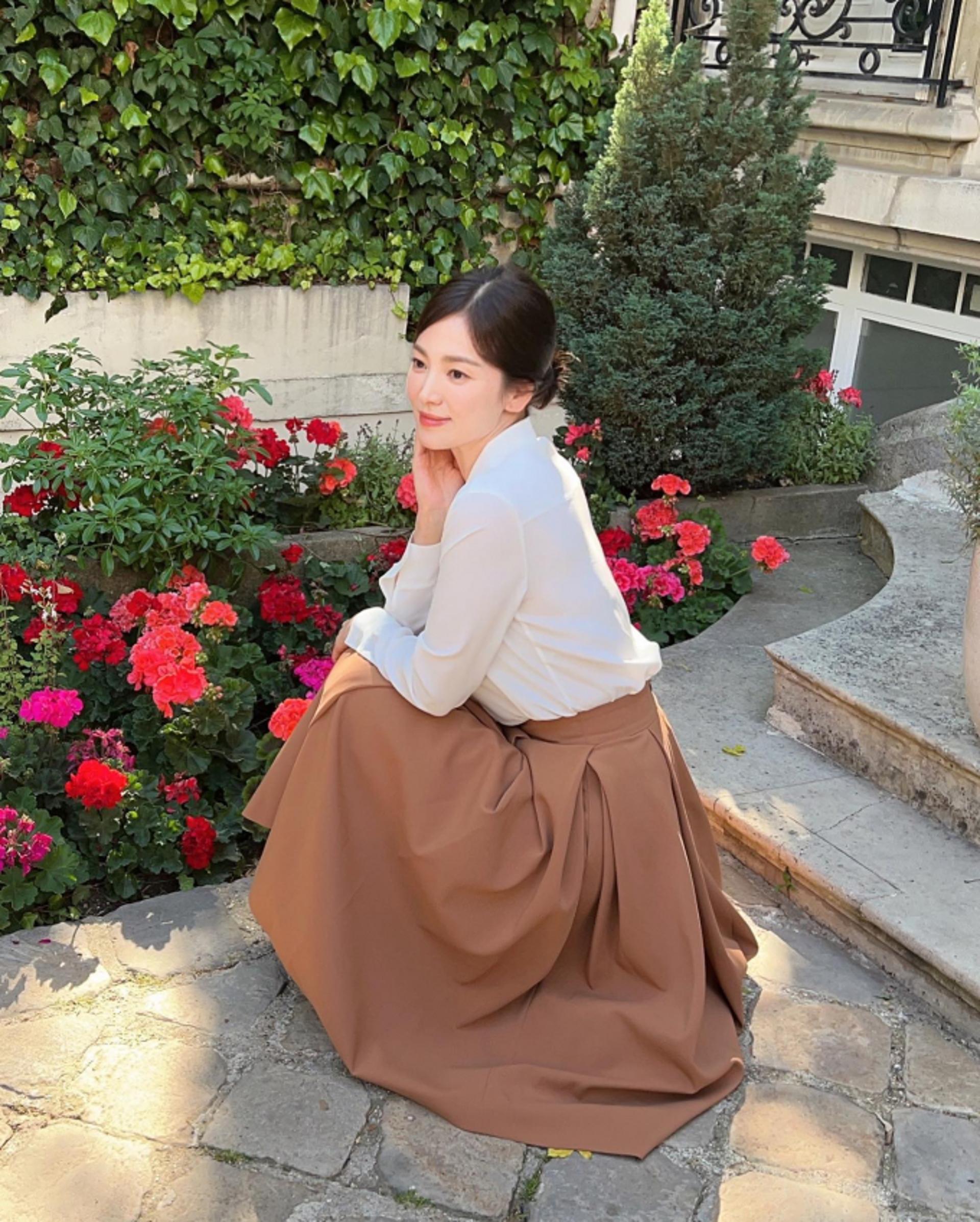 송혜교, 꽃보다 고운 미모…임지연도 반했네