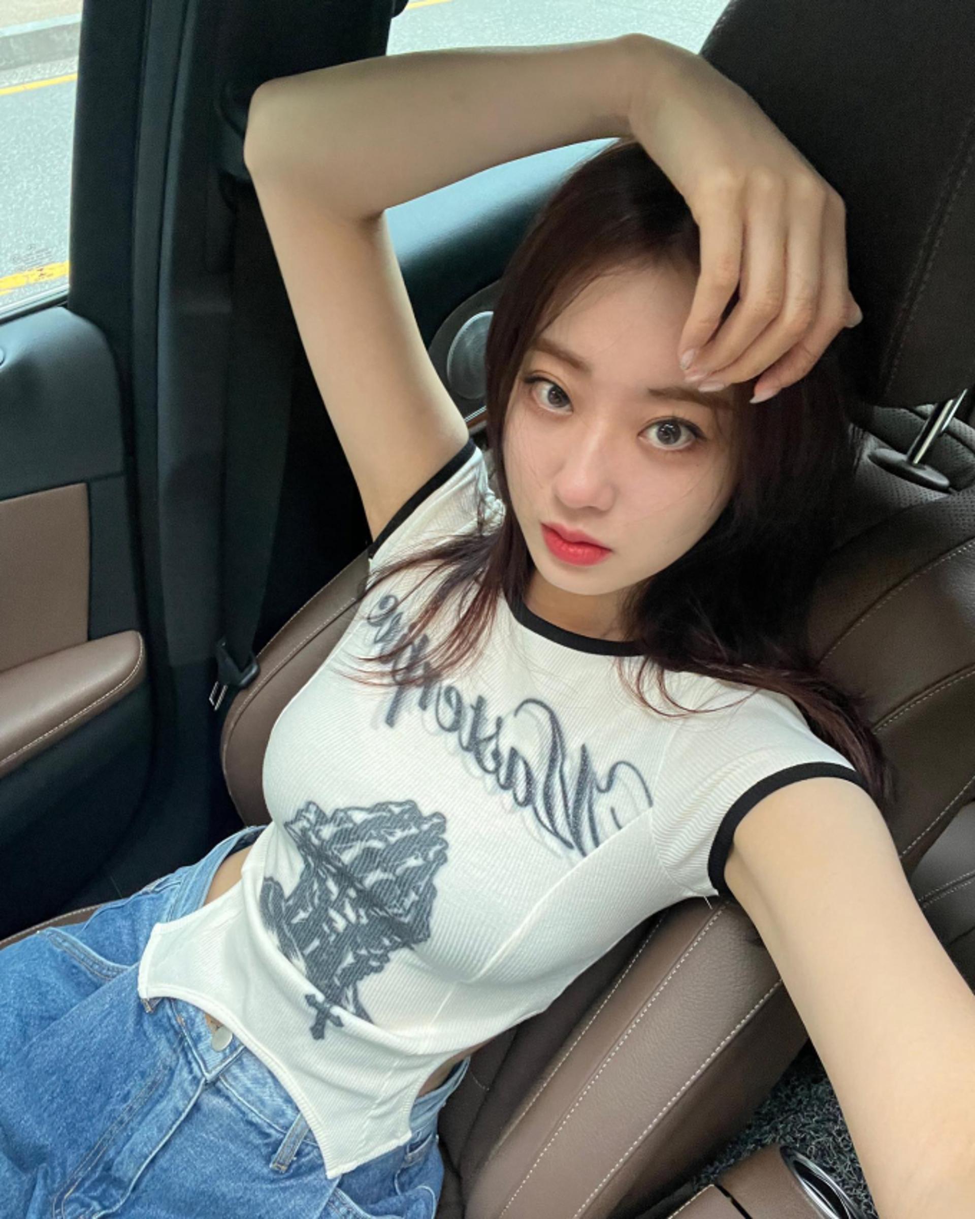 경리, 개미허리 더 잘록해 보이는 데일리 룩