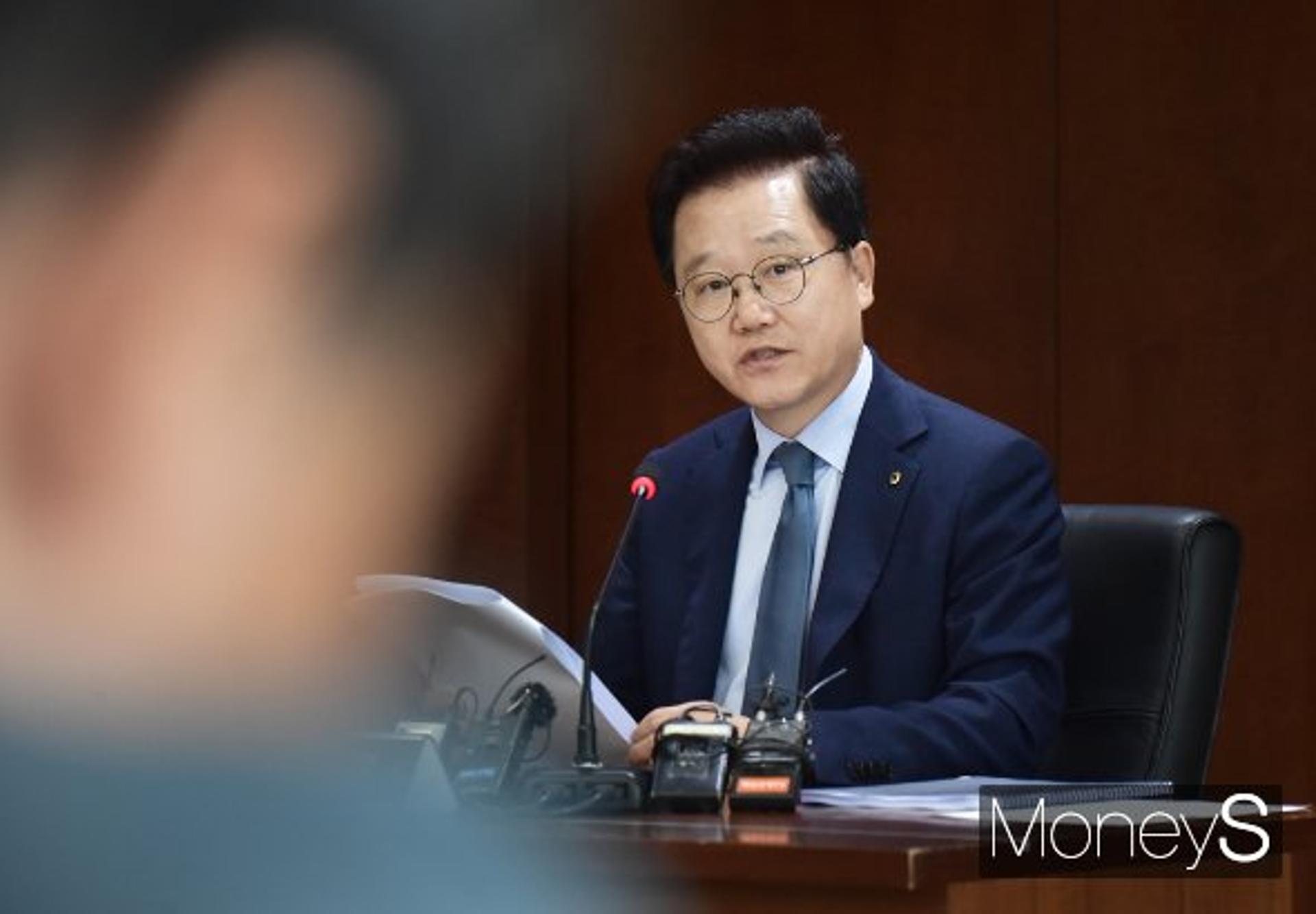 '부산이전' 갈등에 울먹인 강석훈… 노조 갈등 '합의점' 찾을까