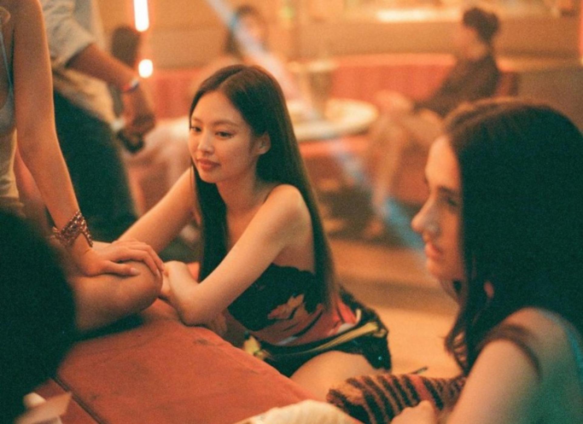 [김유림의 연예담] 블랙핑크 제니, '선정성 논란'으로만 묻히기엔…