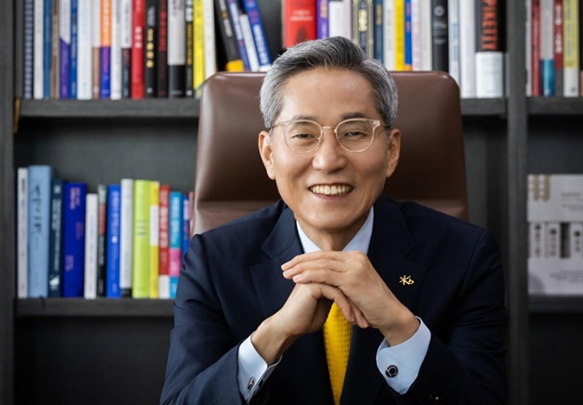 KB금융, 롱리스트 선정… 이복현 칭찬한 '승계프로그램' 쏠린 눈