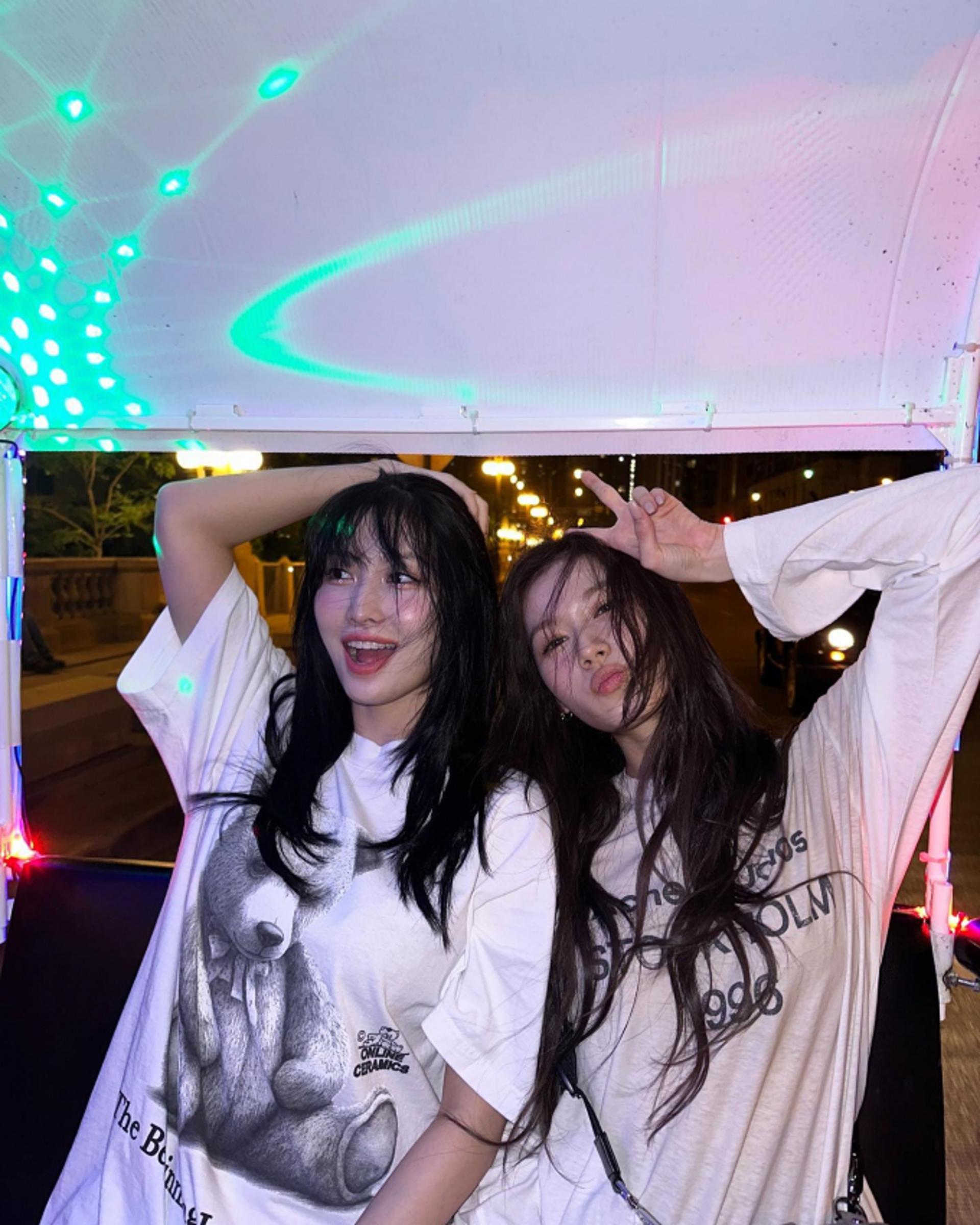 모모&사나, 흰 티 하나로 충분한 이쁜 애 옆에 또 이쁜 애