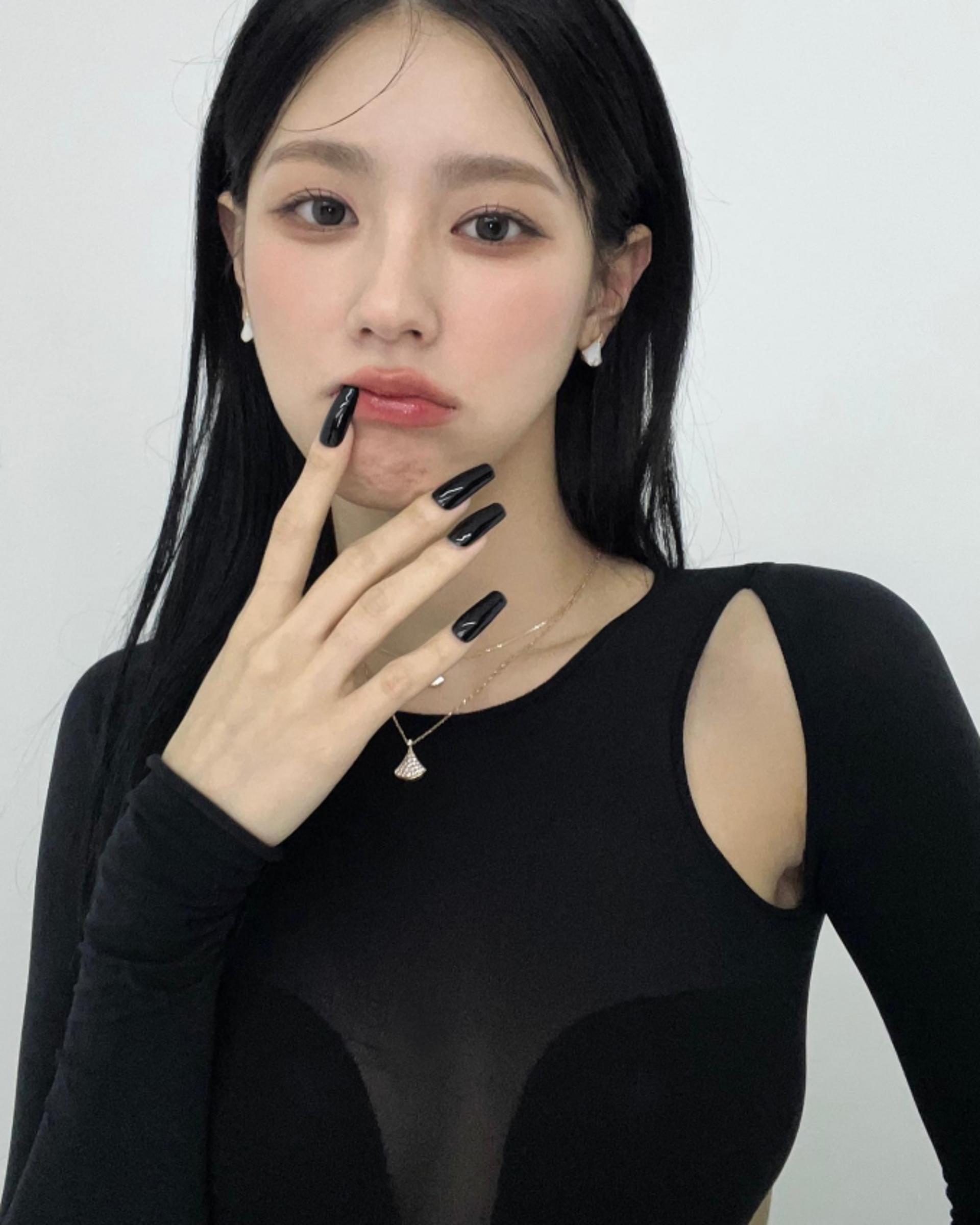 (여자)아이들 미연, 아찔한 블랙 네일+시스루 패션