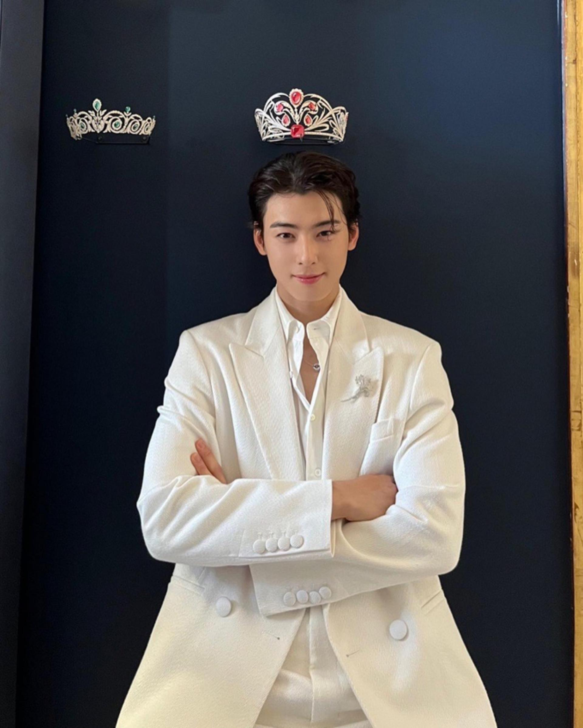 차은우, 비현실적인 화이트 슈트핏…'우아한 왕자님 자태'