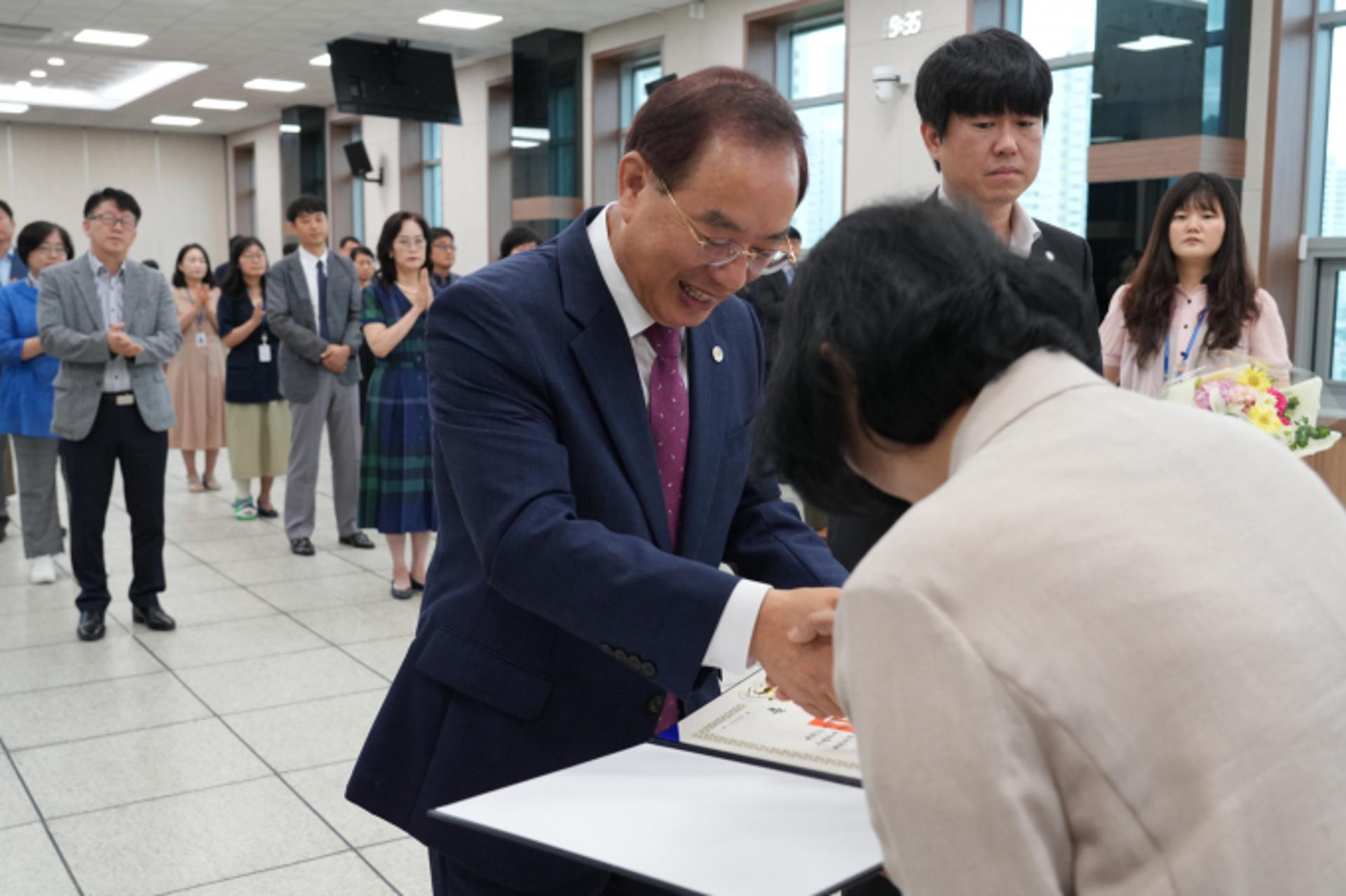 [머니S포토] 하윤수 부산교육감, 상반기 정부포상 전수
