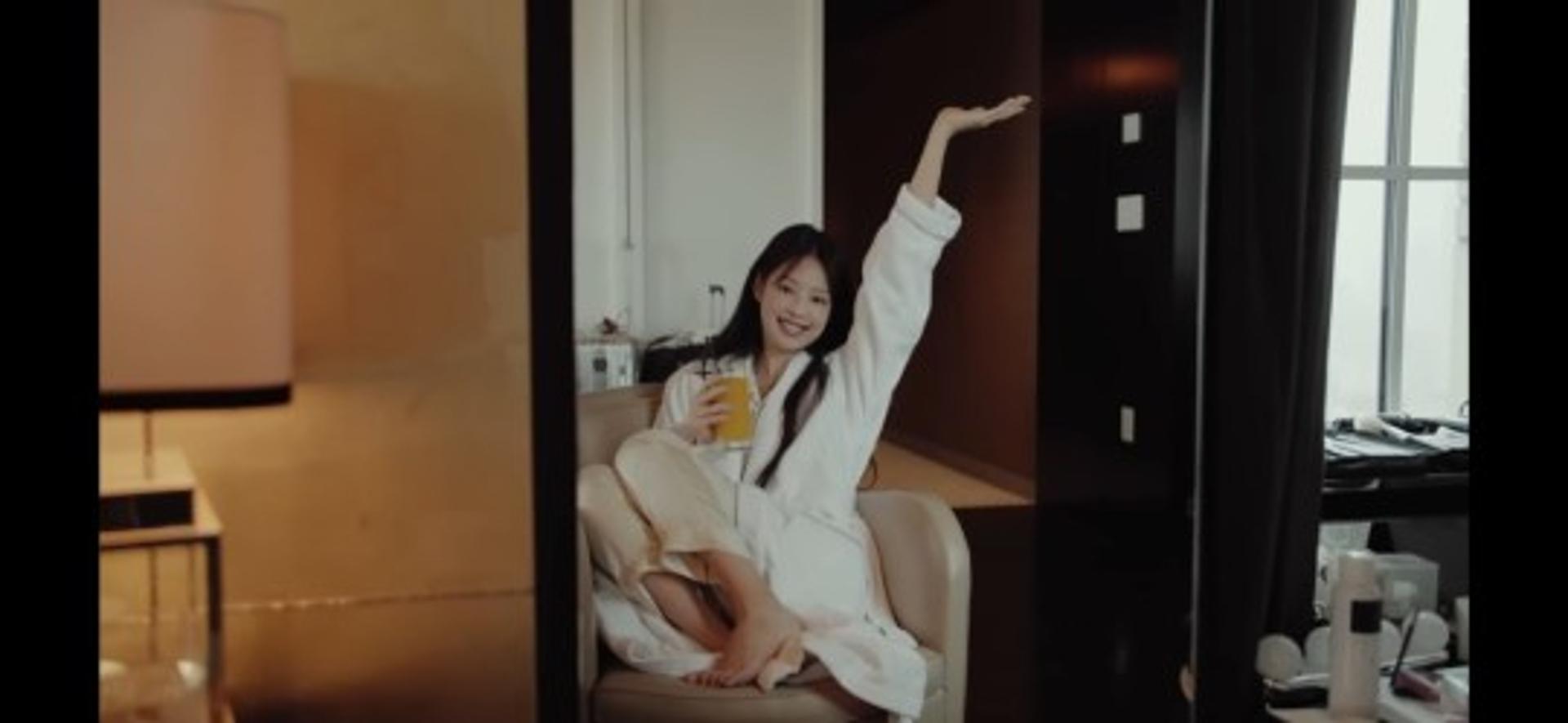 "차가워" 제니, 얼음 세수를?… '멧 갈라' 비하인드 보니