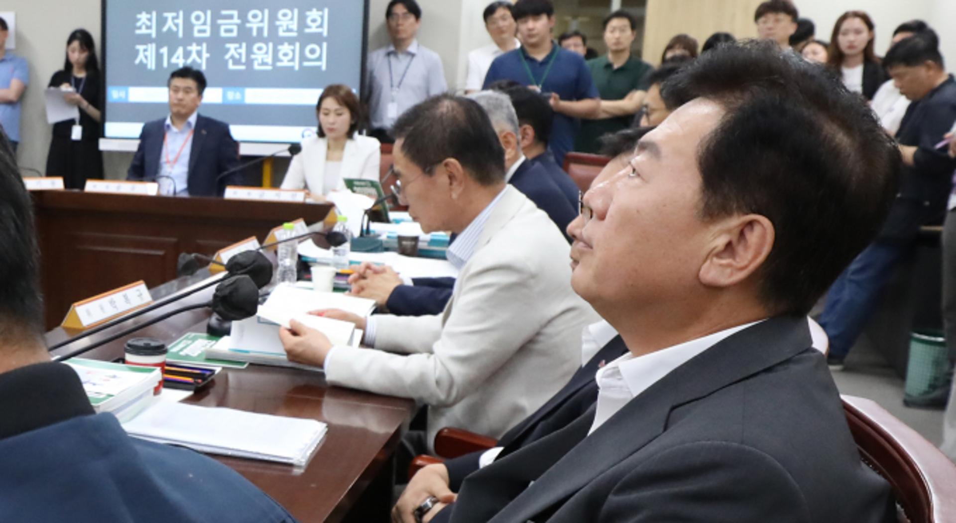 내년도 최저임금 '9860원' 확정… 올해보다 2.5% 인상(상보)