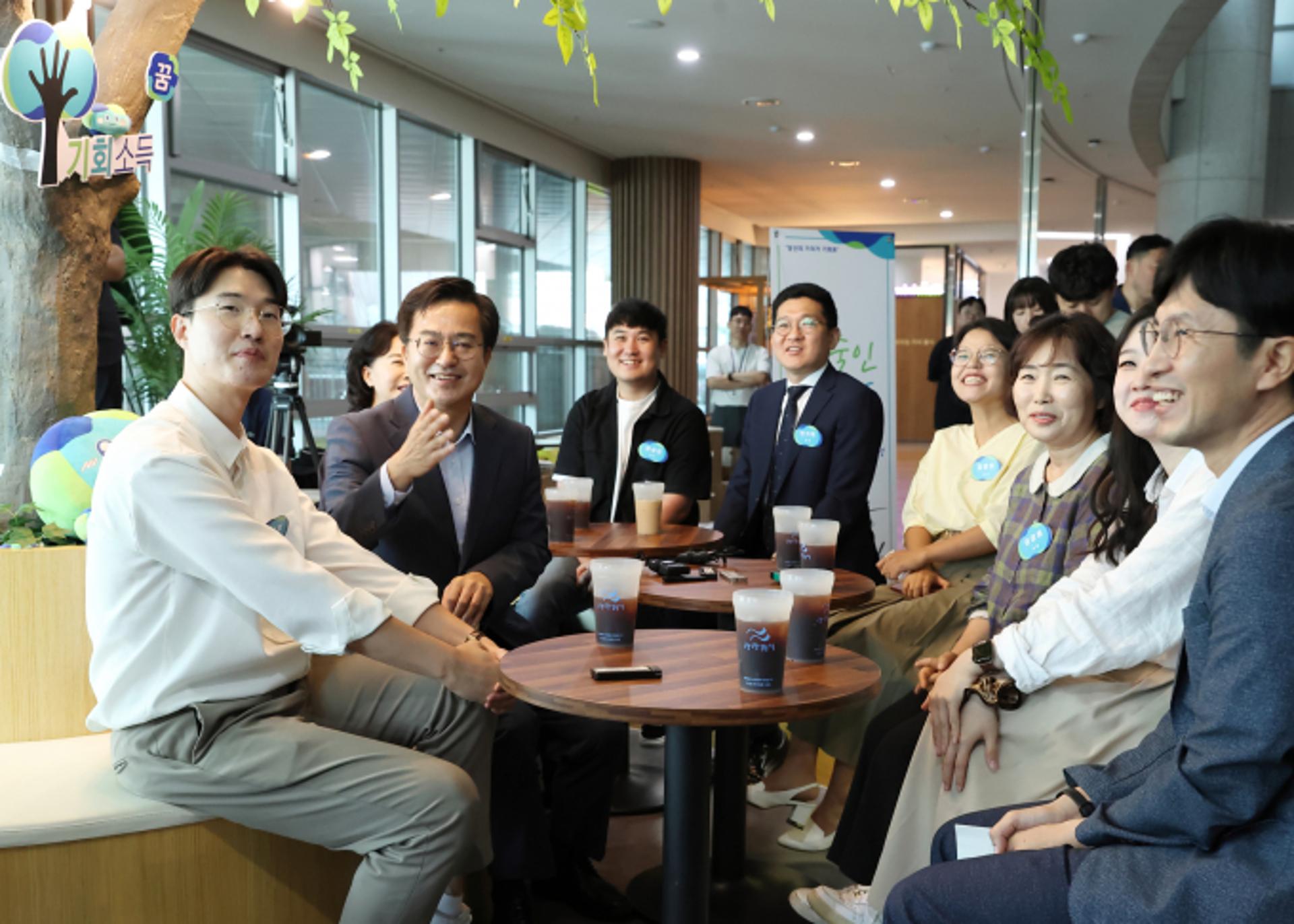 '기회소득 첫 수령자' 만난 김동연 "문화의 경기도 만들것"