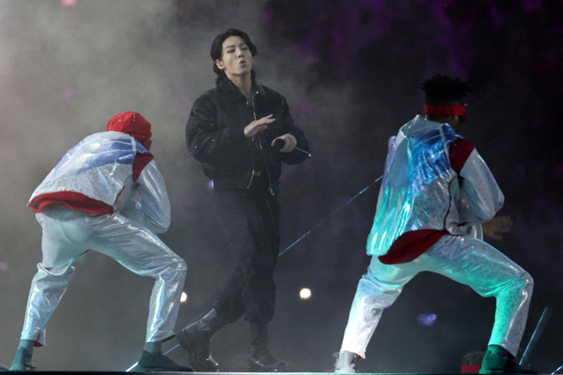 BTS 정국, 영국 홀렸다… 英 BBC 토크쇼서 '월클 팝스타' 입증