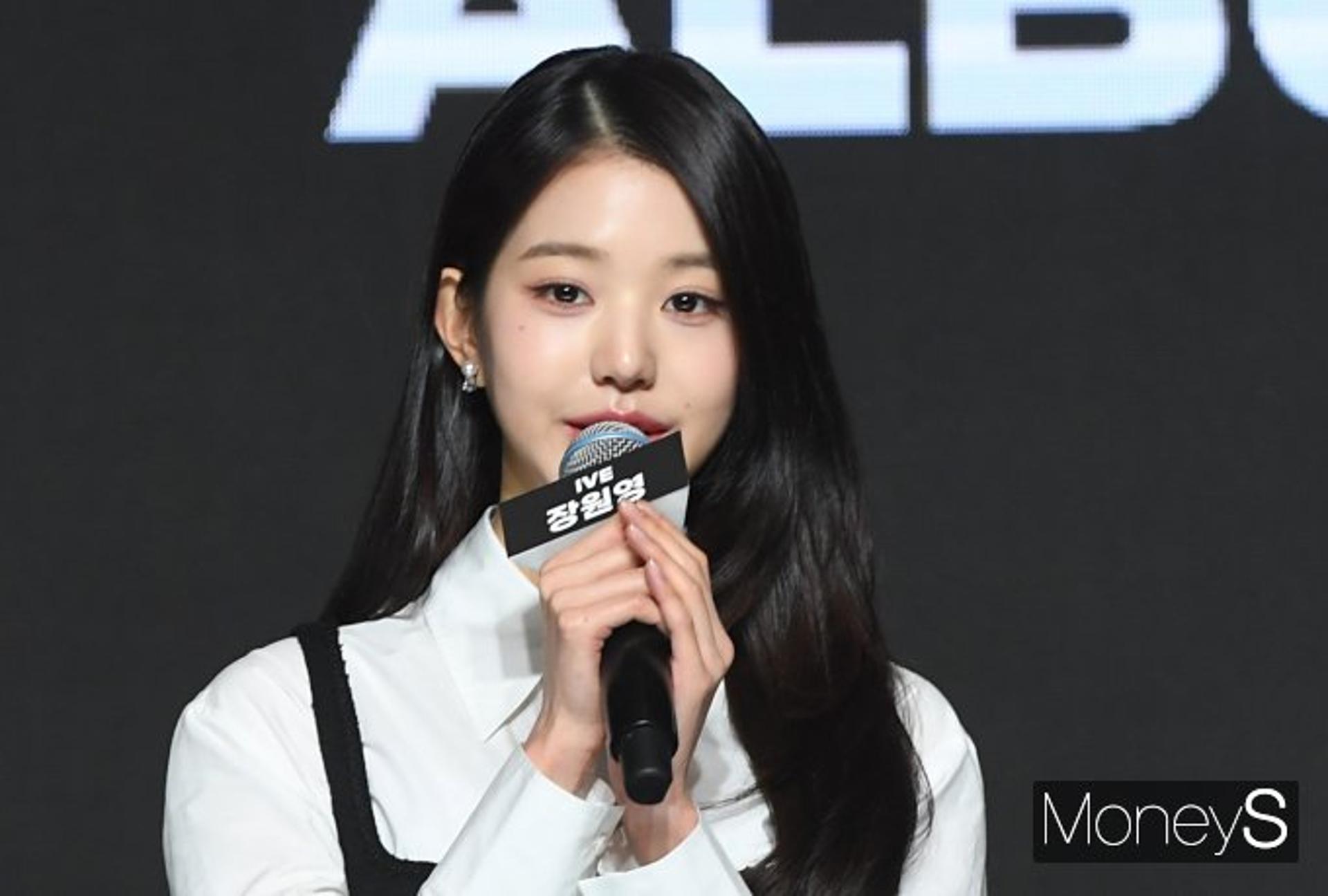초등학생 팬 손길에 뒷걸음질… 아이브 장원영, 비난받을 일?
