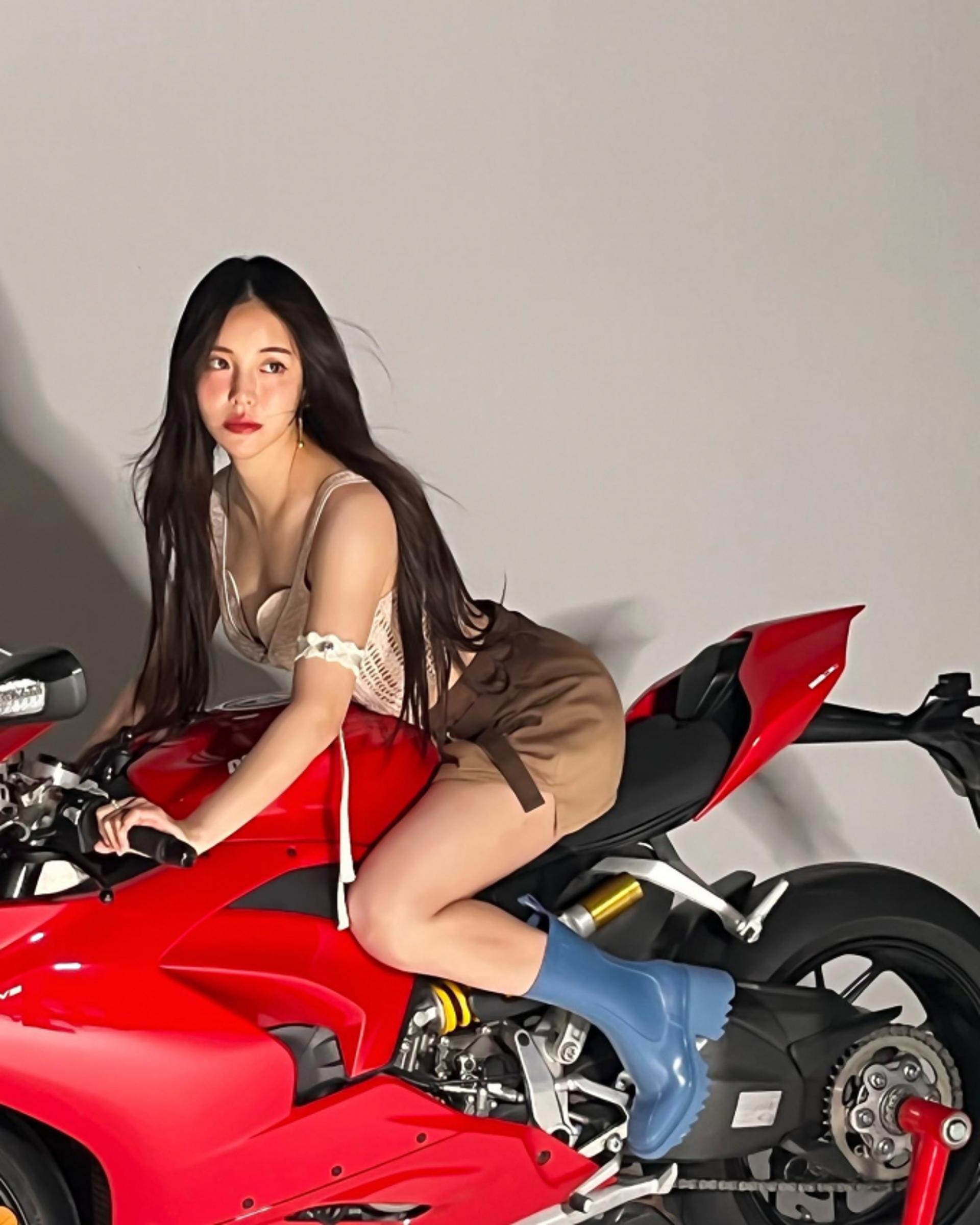 브브걸 유정, 초미니+장화 신고 라이딩?…"라이더 꼬북"