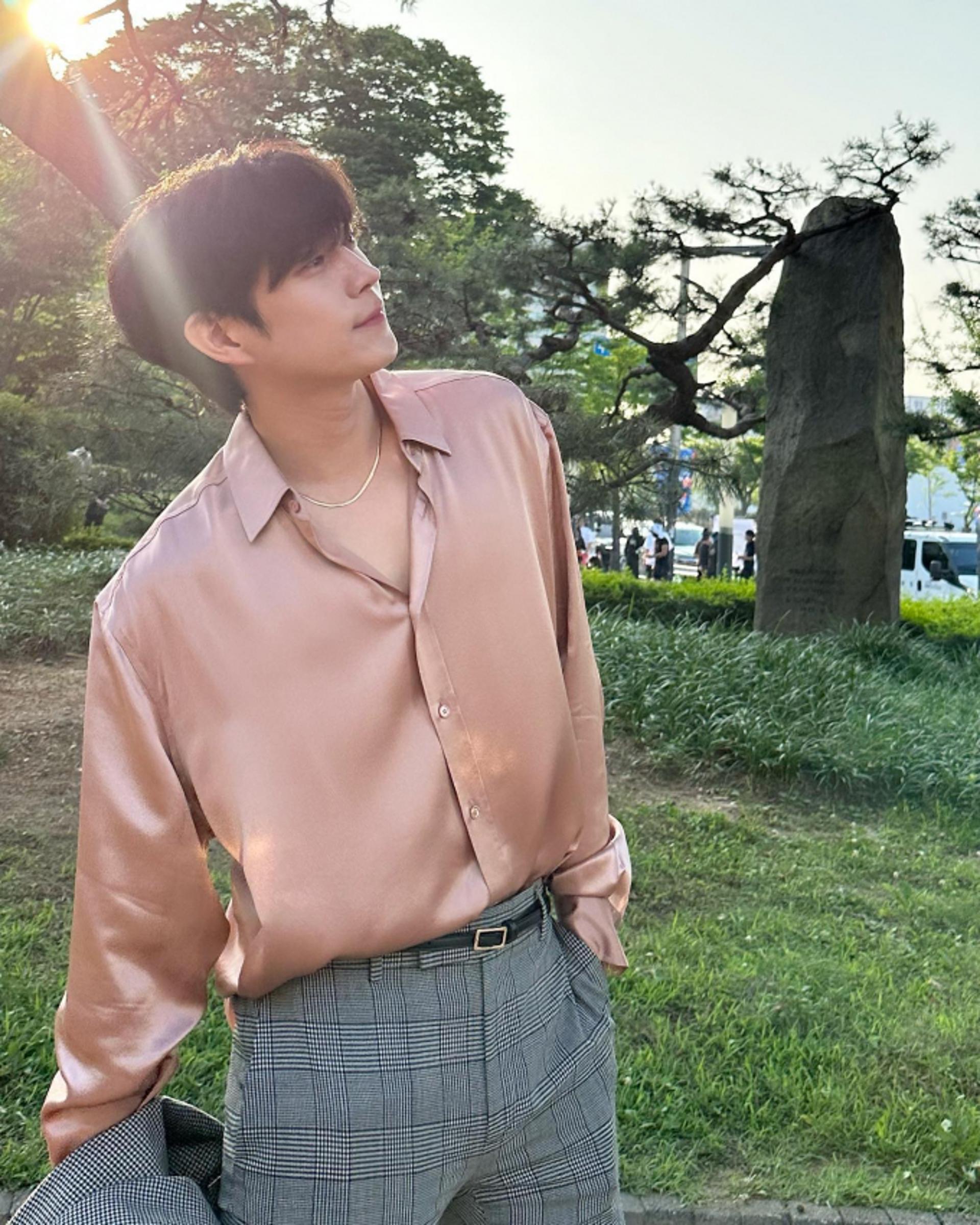 김영대, 한여름의 우아한 실크 셔츠룩