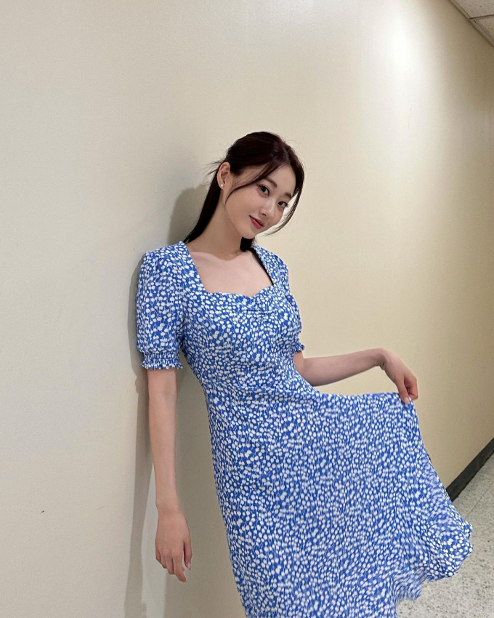 "꽃이 꽃을 입네"…경리, 샤랄라 꽃 원피스 자태