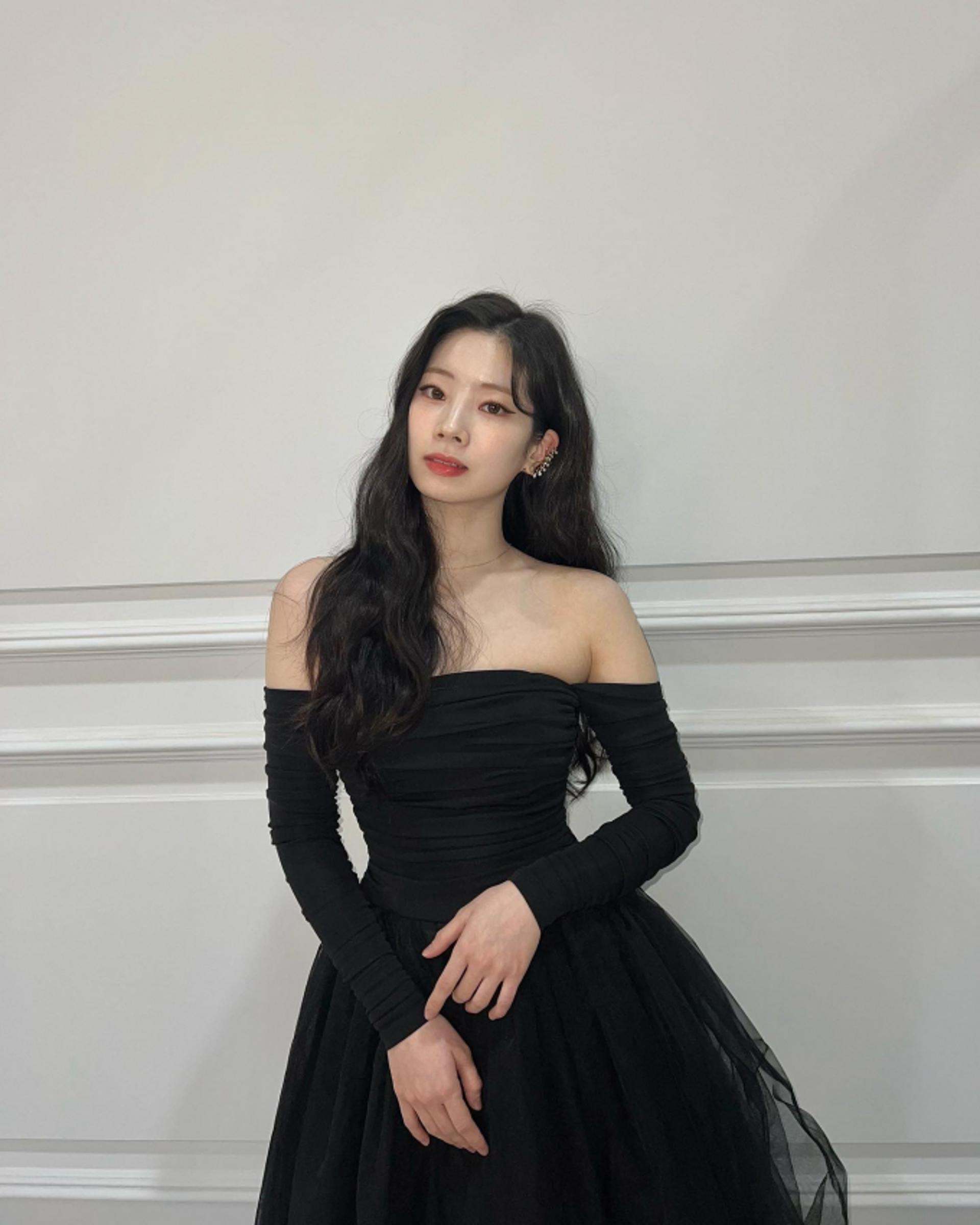트와이스 다현, 블랙 오프숄더 드레스 룩…'디즈니 공주님 재질'