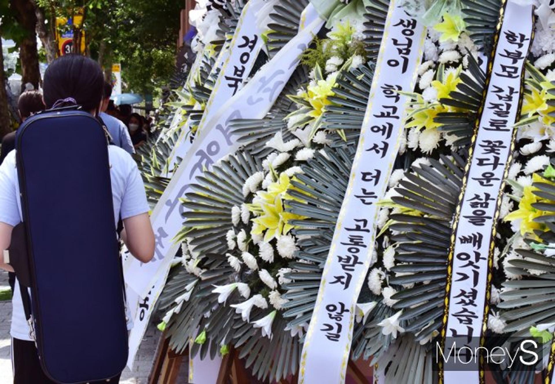 "엄마ㅠㅠ 너무 힘들어"… 숨진 서이초 교사, '연필사건' 후 남긴 말