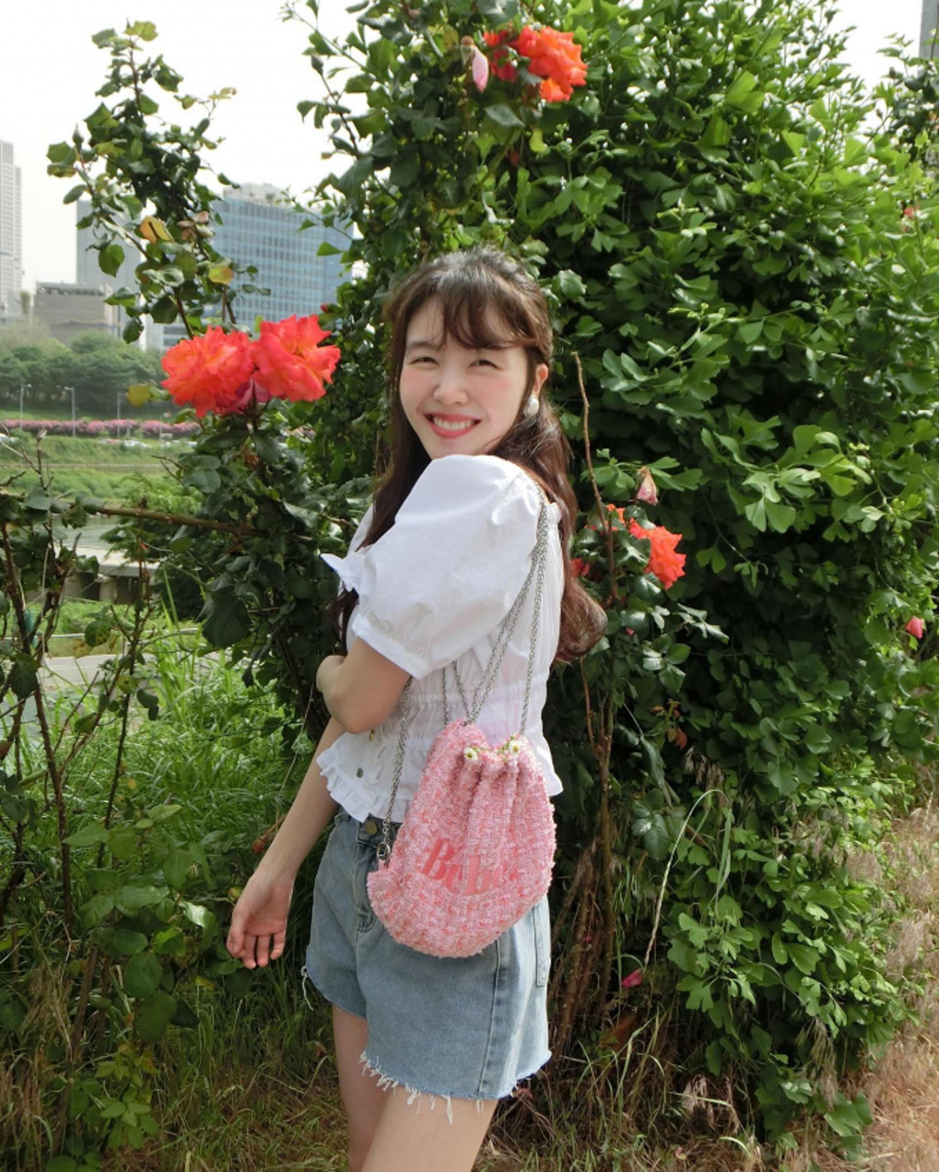걸스데이 방민아, 한여름의 화이트 블라우스 룩…'러블리의 인간화'
