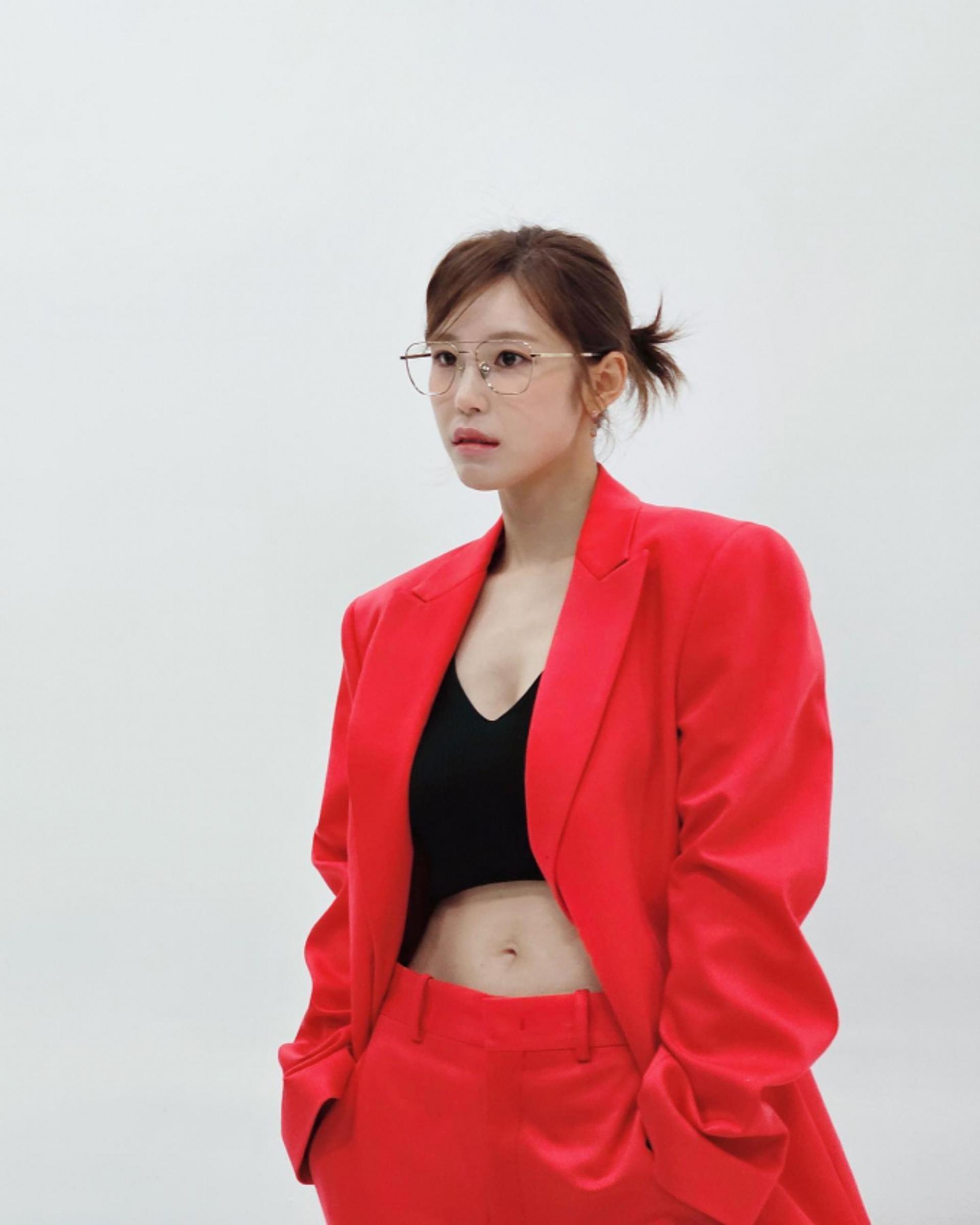 전효성, '힙' 한 스푼 더한 레드 슈트룩