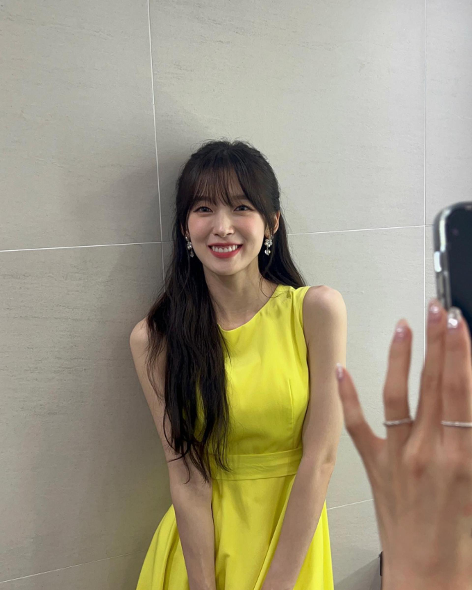 오마이걸 아린, 레몬도 울고 갈 샛노란 '은행잎' 비주얼