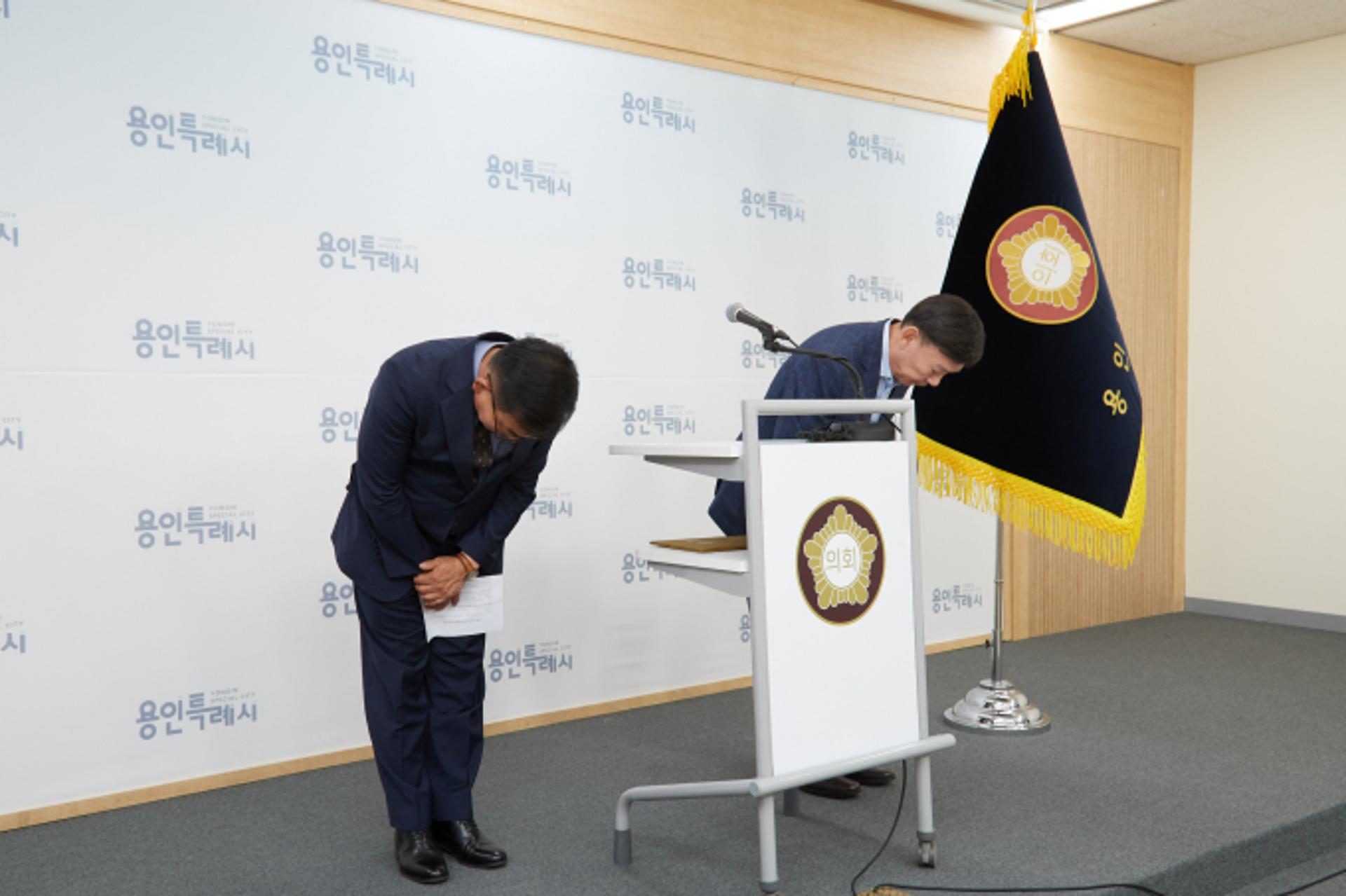 술 수십병 숨겨 반입하다 적발된 민주당 용인시의원들…'사과 성명'