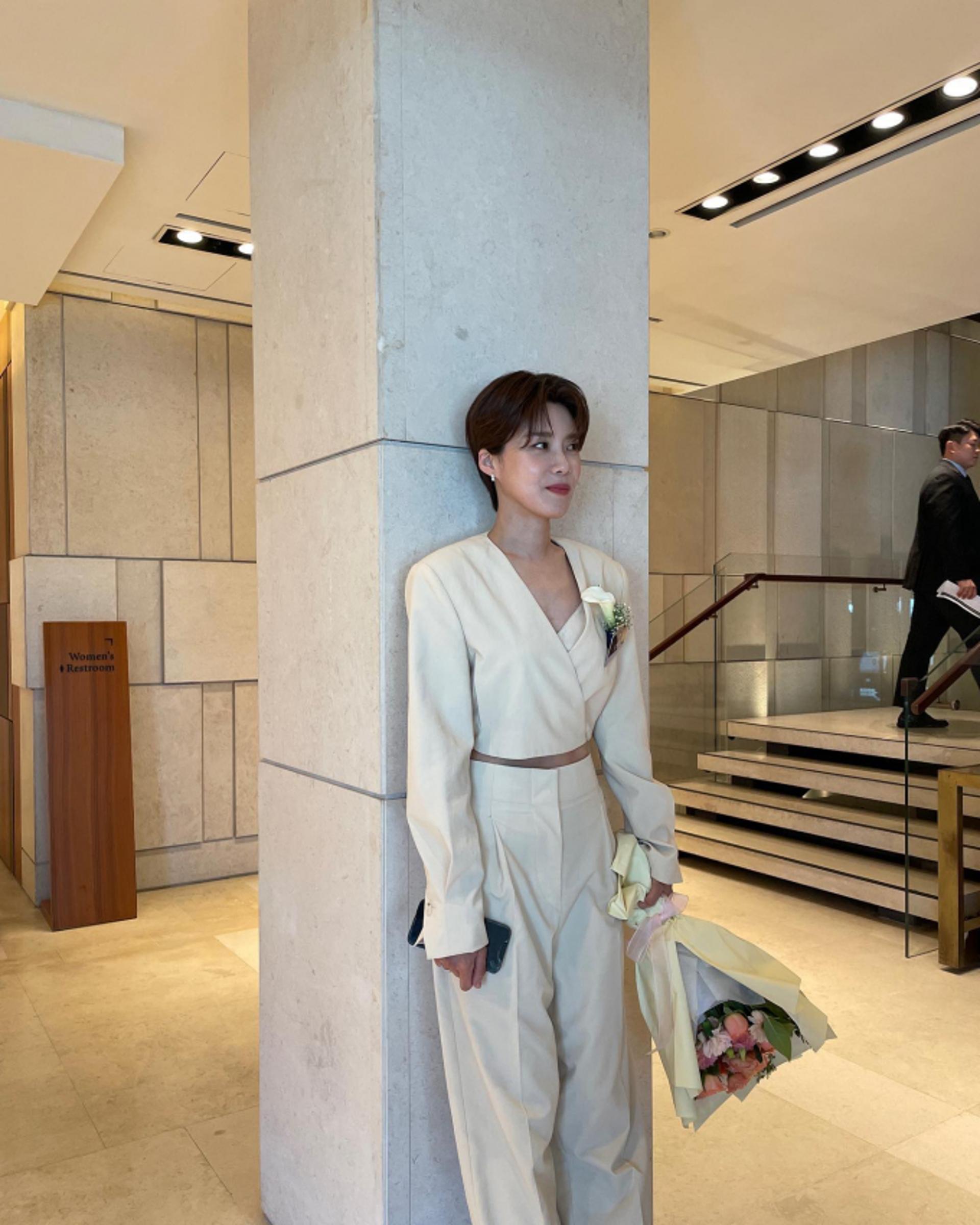 '올해의 예능인 4년 연속 수상'…장도연, 모델 뺨치는 우아한 슈트핏