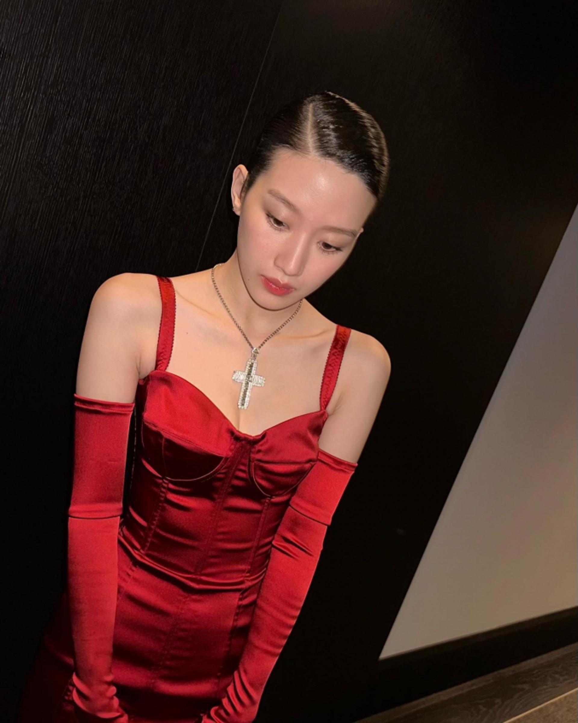 문가영, 올백머리+레드 드레스룩…"고혹미 가득 장미꽃 자태"