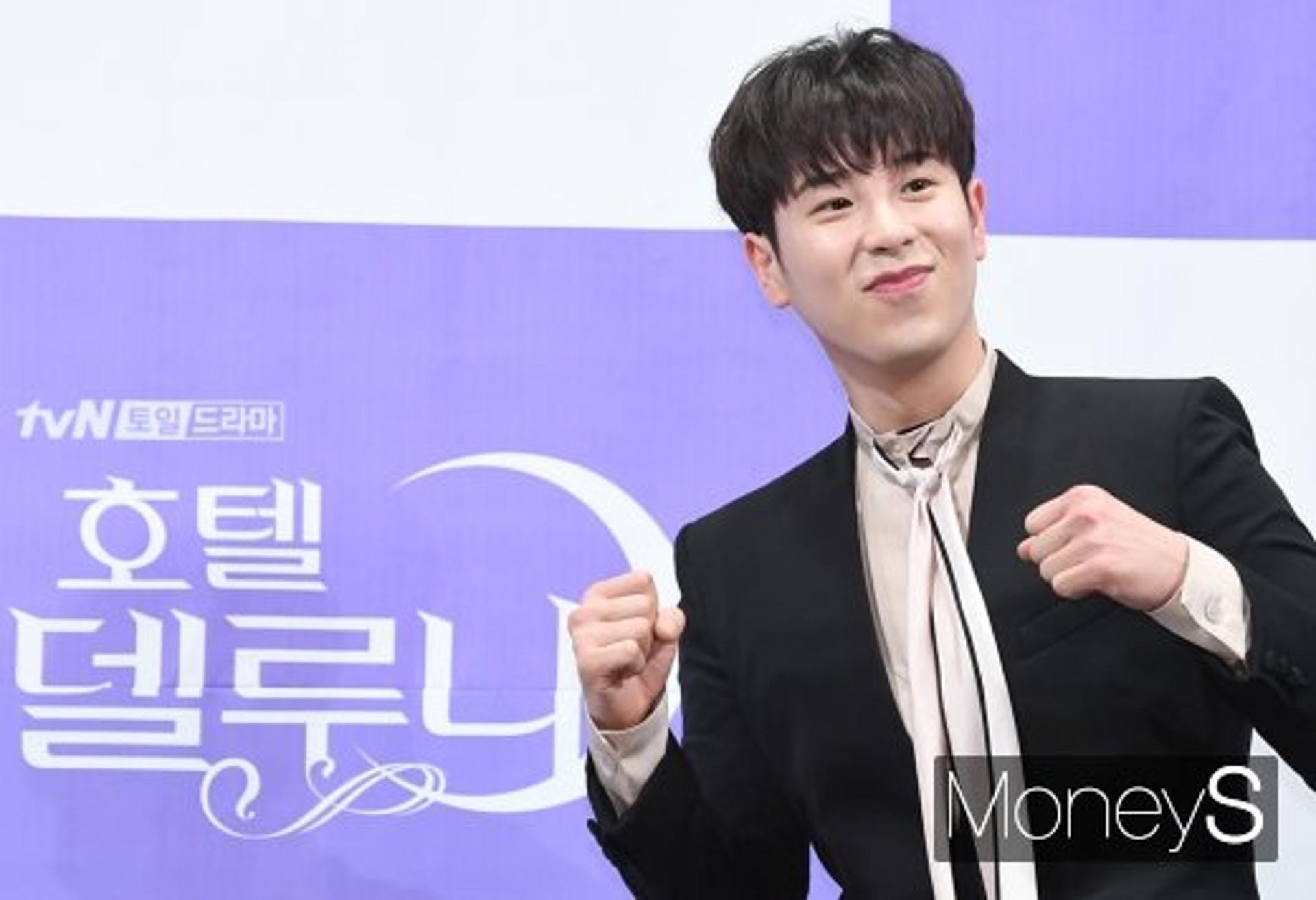팬 곁으로 돌아온다… '블락비' 피오, 해병대 군악대 전역