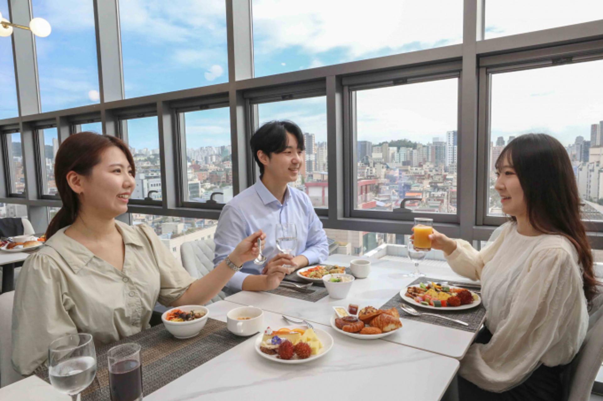 제주항공, 홍대호텔 점심뷔페 '선셋 클라우드' 연다… 성인 1인 1만9800원