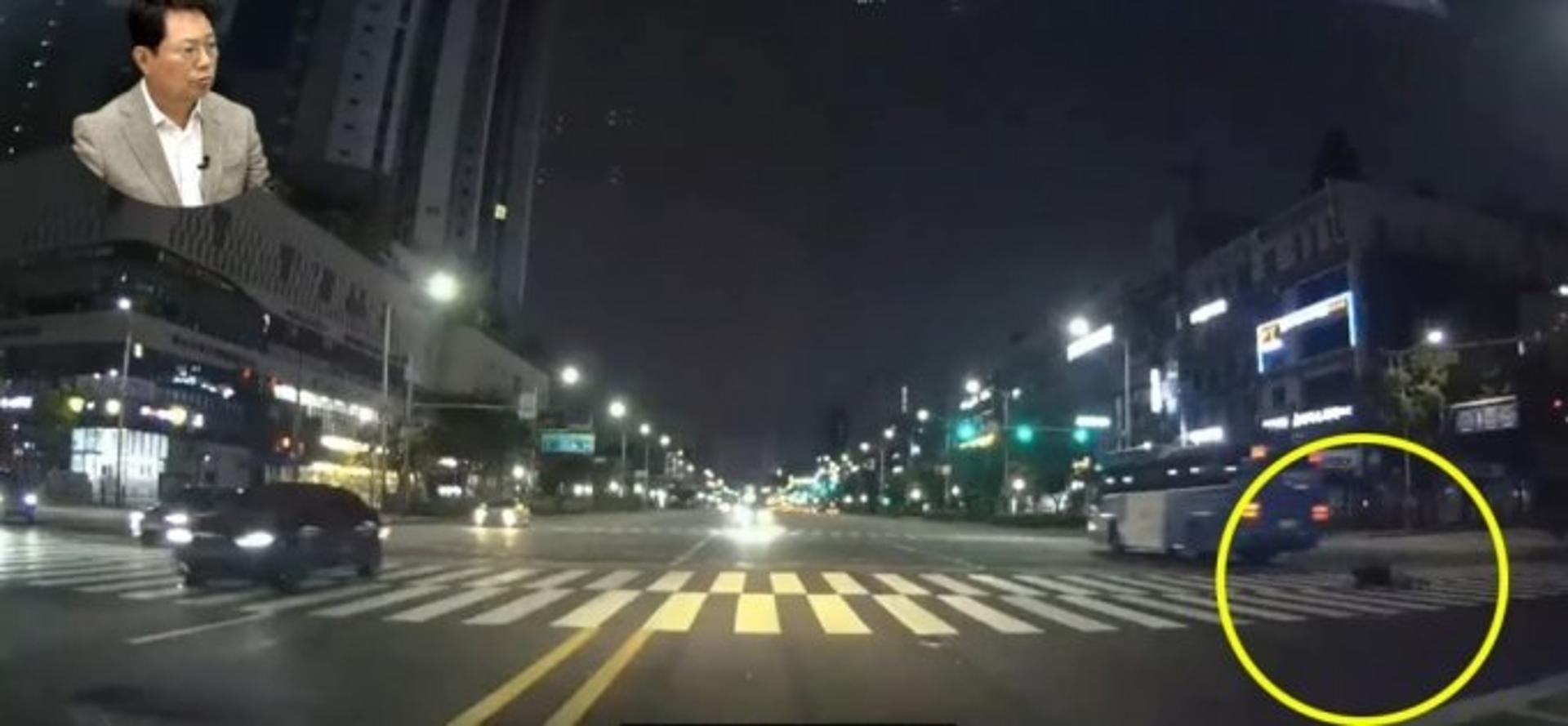 술취해 검정색 옷 입고 무단횡단男, 버스 치여… 누구 잘못?