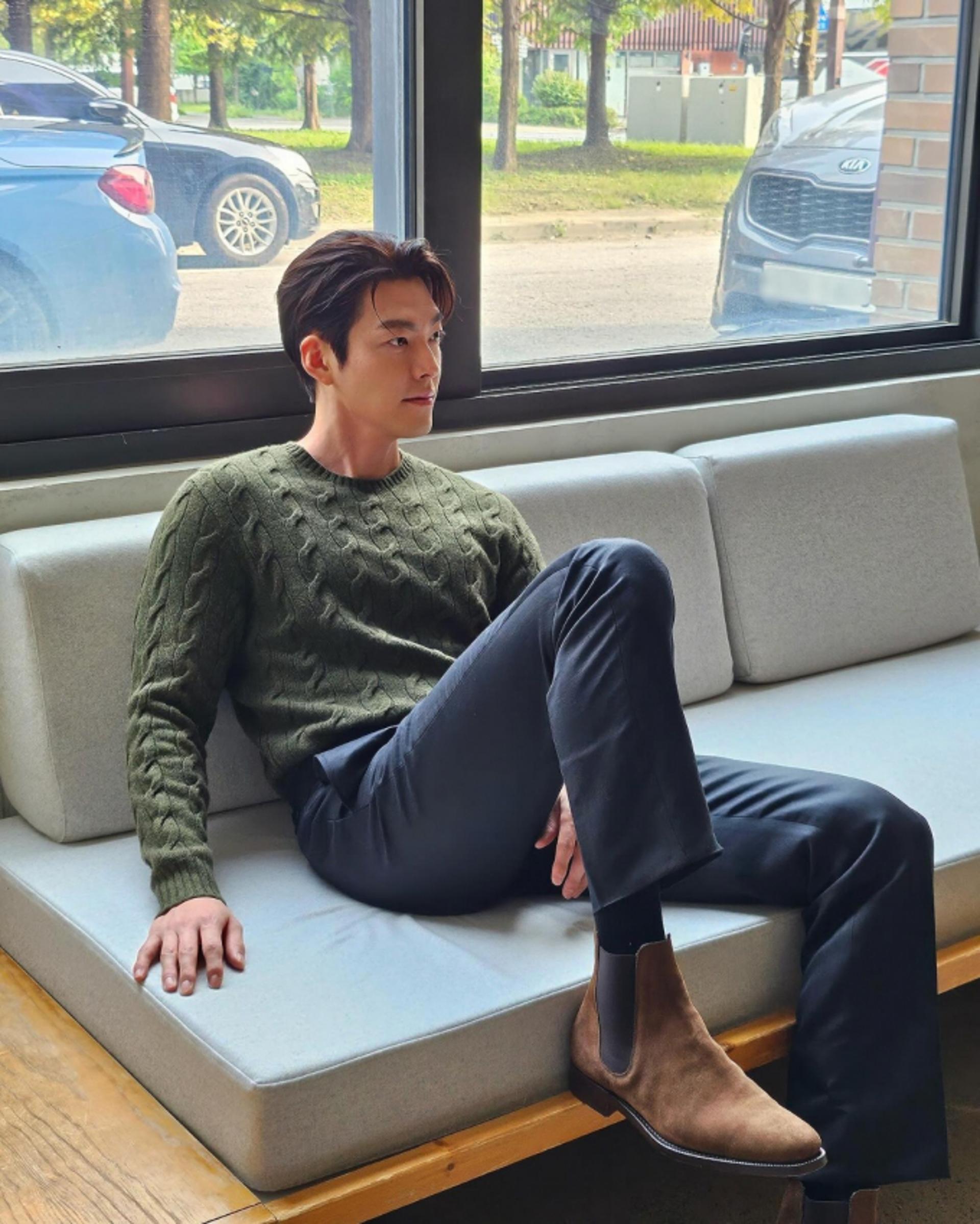 김우빈, 진초록 니트 입고 가을 느낌 풀풀