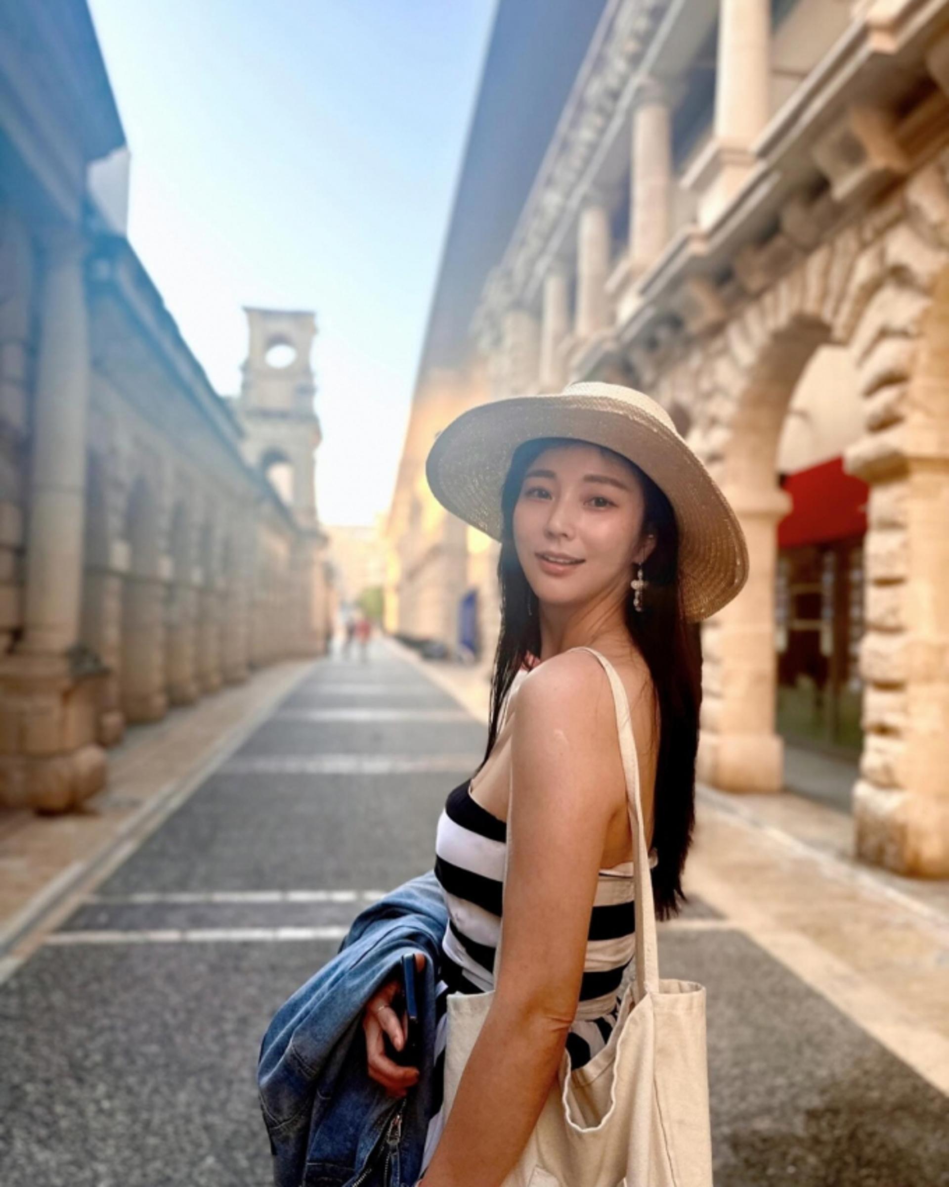 "이제야 실감나네"…안혜경, 신혼여행지서 뽐낸 물오른 미모