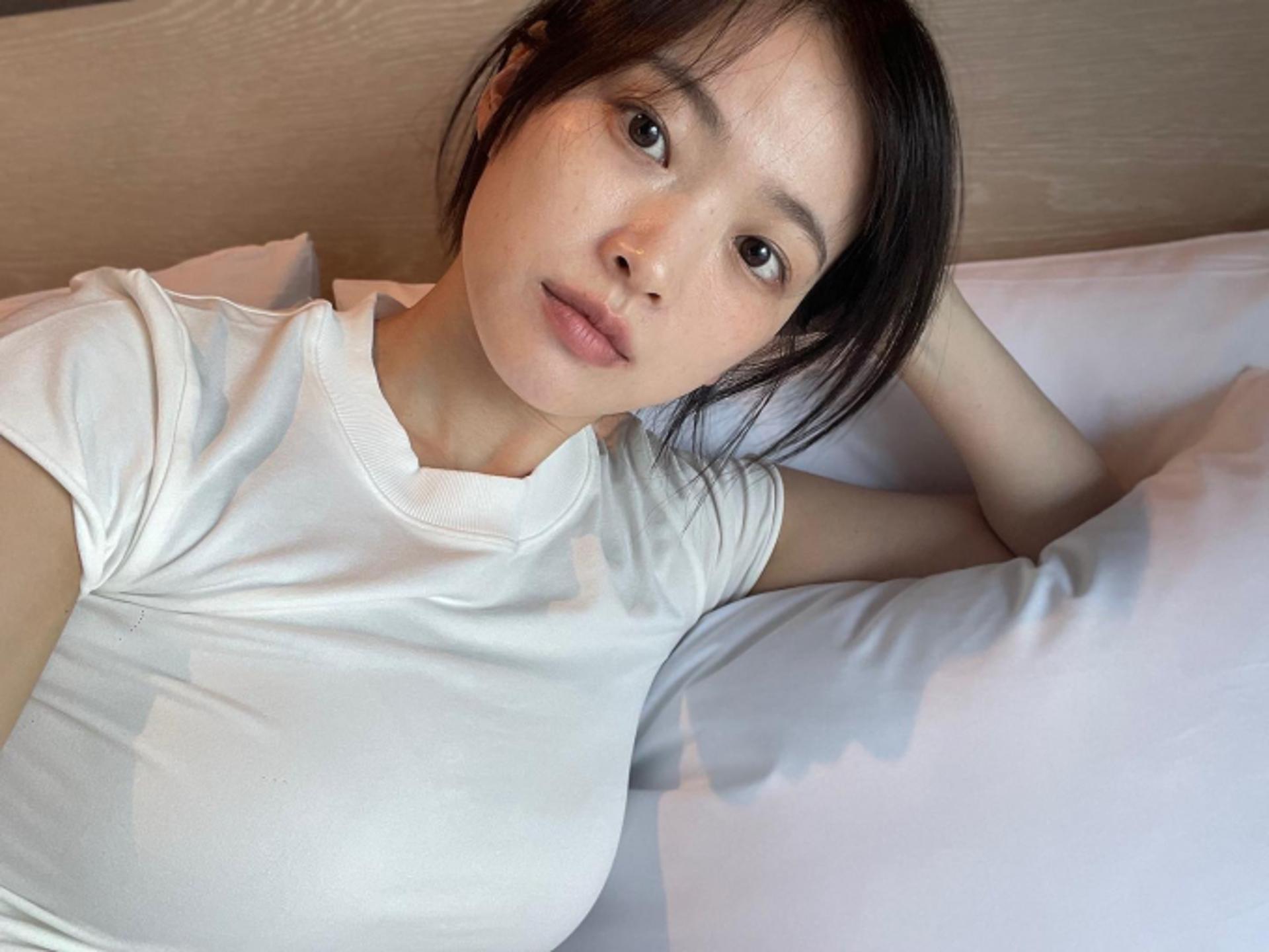천우희, 흰 티+수수한 민낯…청순 미모에 볼륨 몸매까지