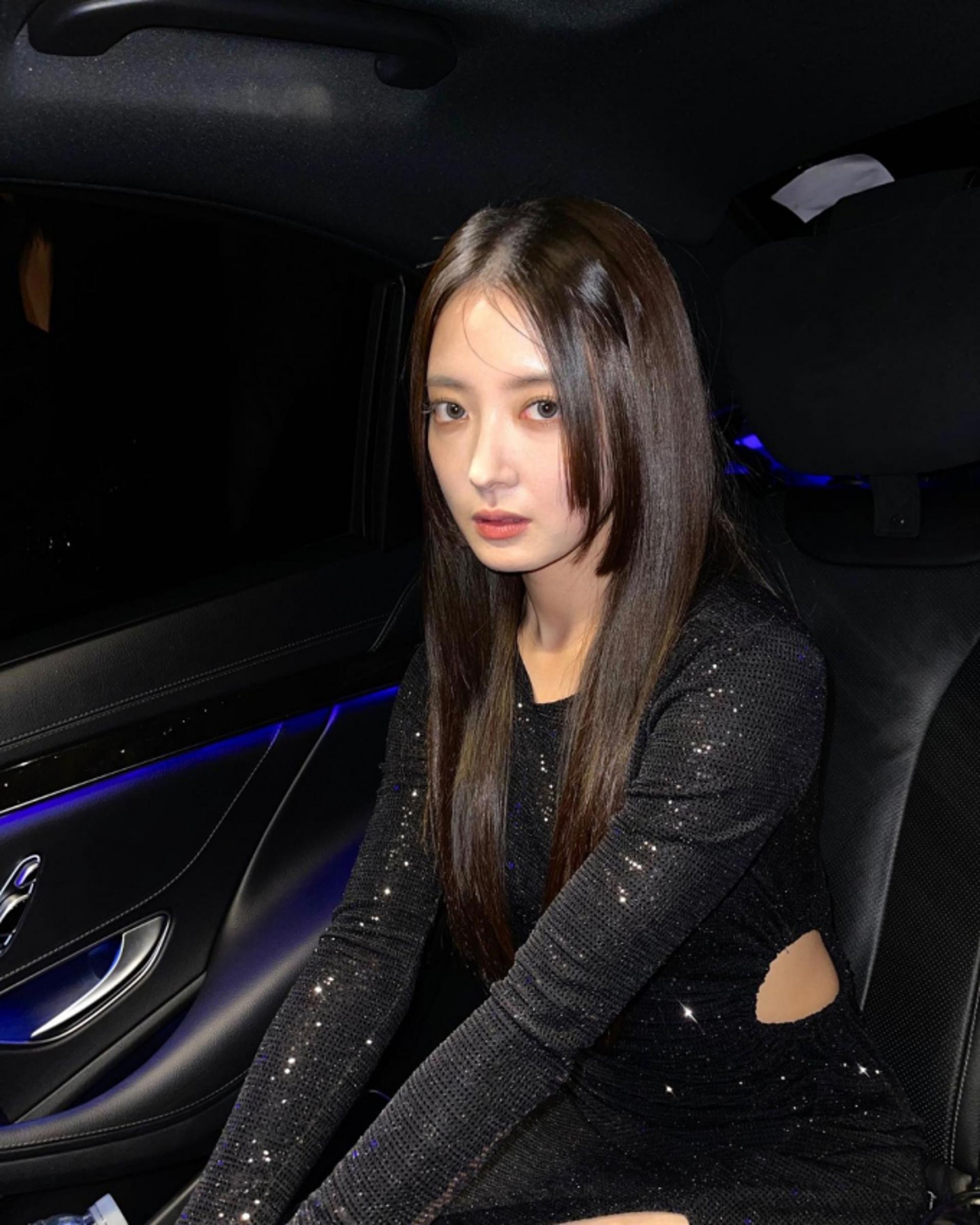 이세영, 히메컷+컬러렌즈…파리서 뽐낸 몽환 섹시 드레스 룩