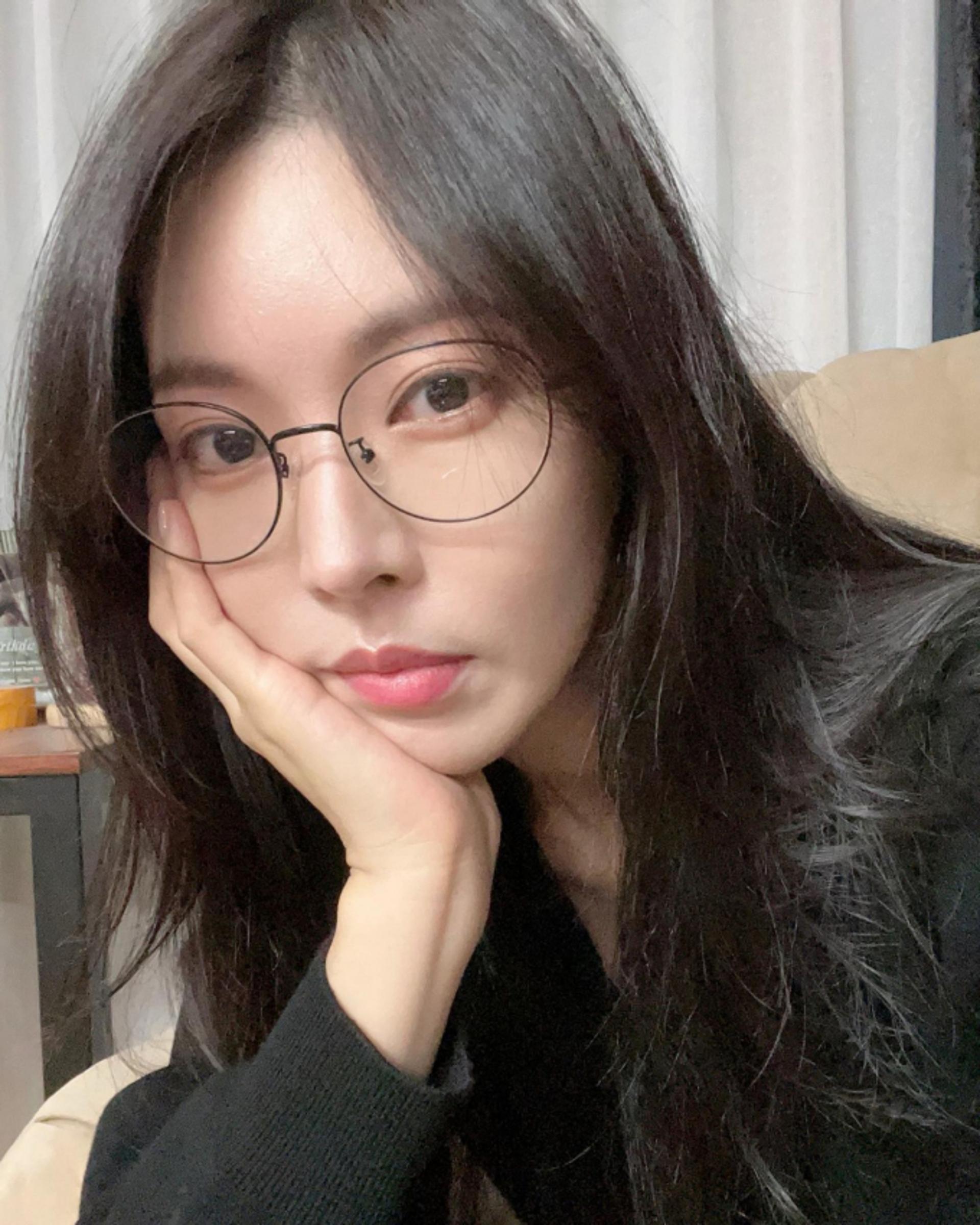 김소연, 안경 하나 썼을 뿐인데…사뭇 다른 분위기