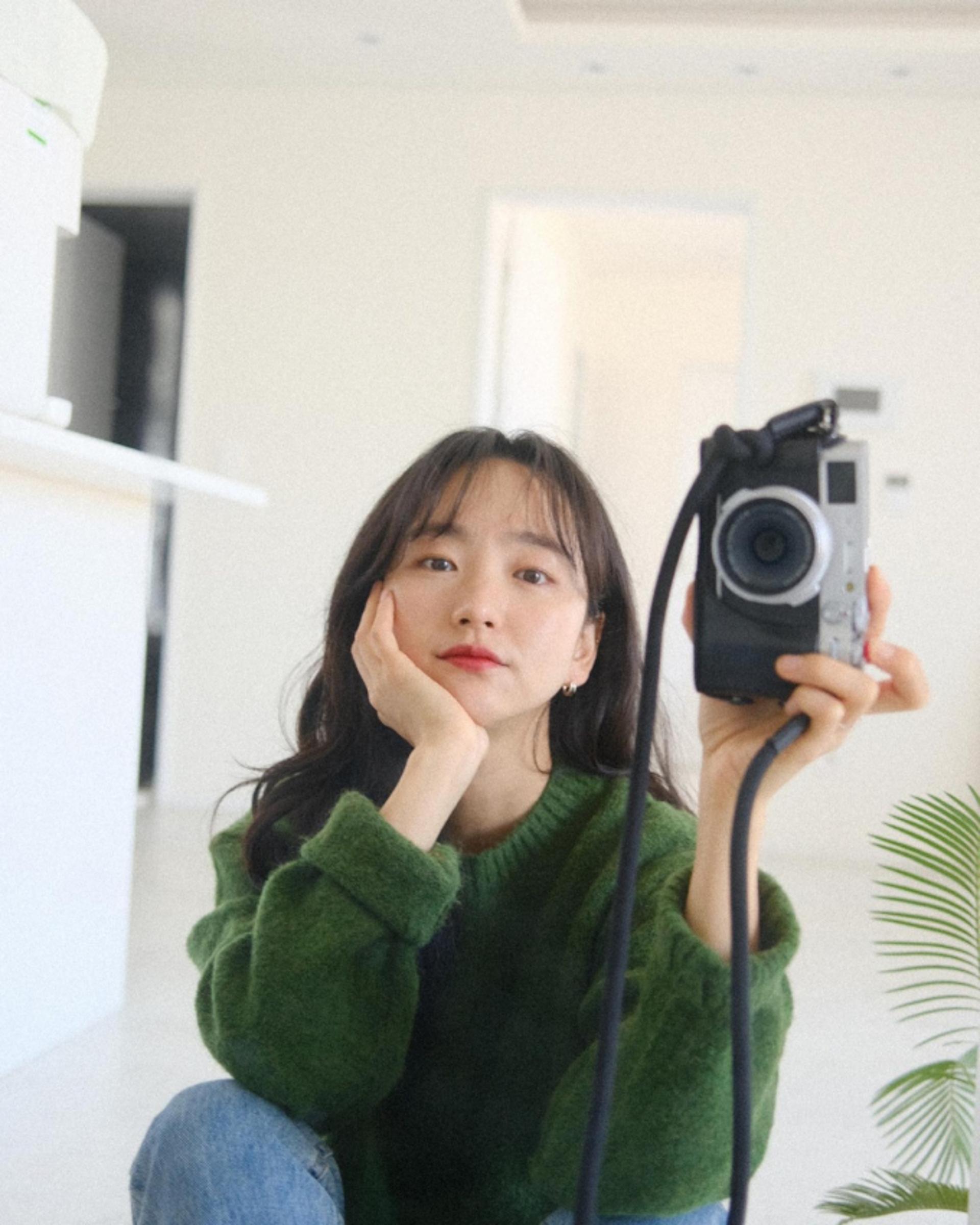 원진아, 녹색 니트+청바지…싱그러운 가을 데일리룩