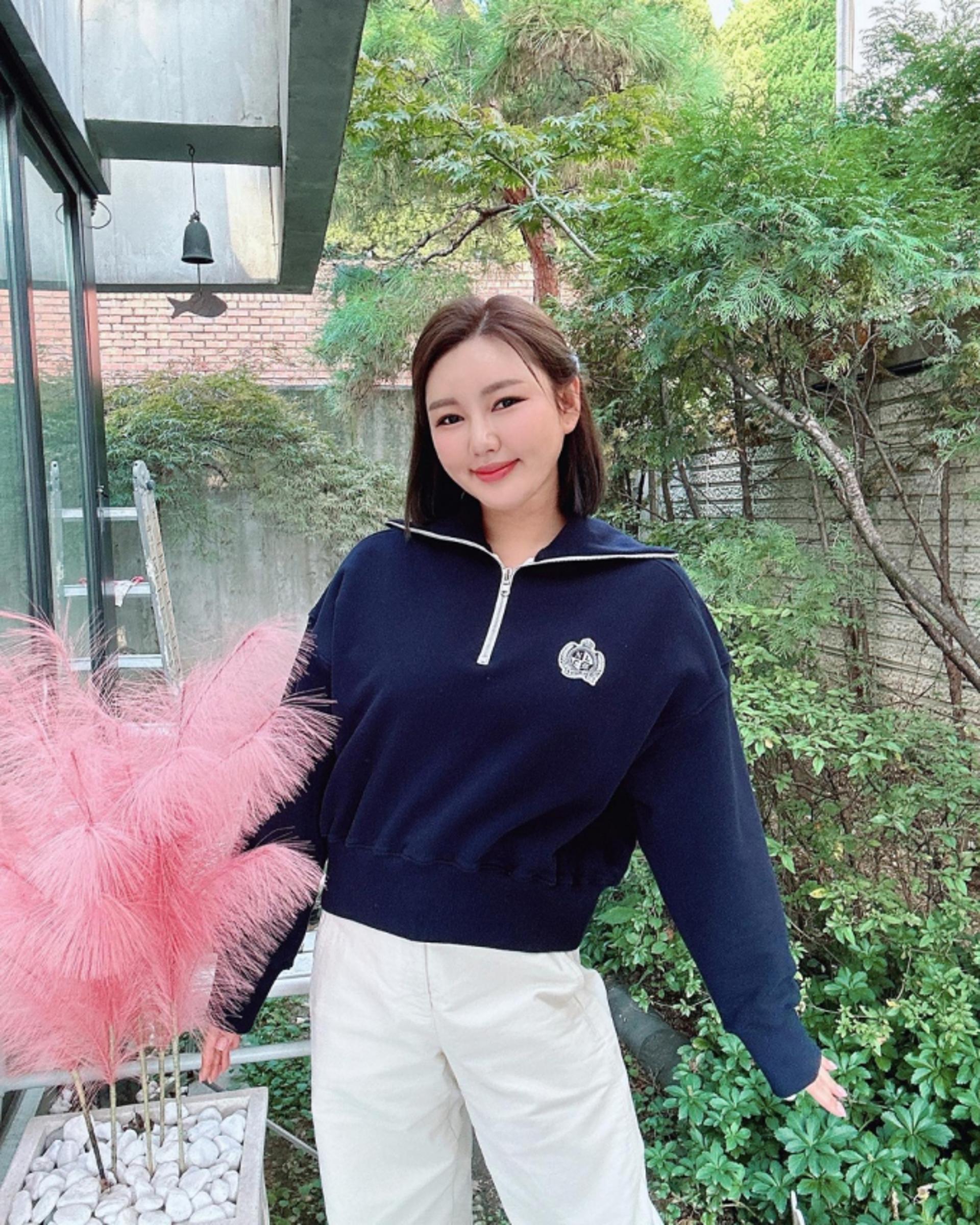 송가인, 깔끔하고 클래식한 네이비&화이트 데일리룩
