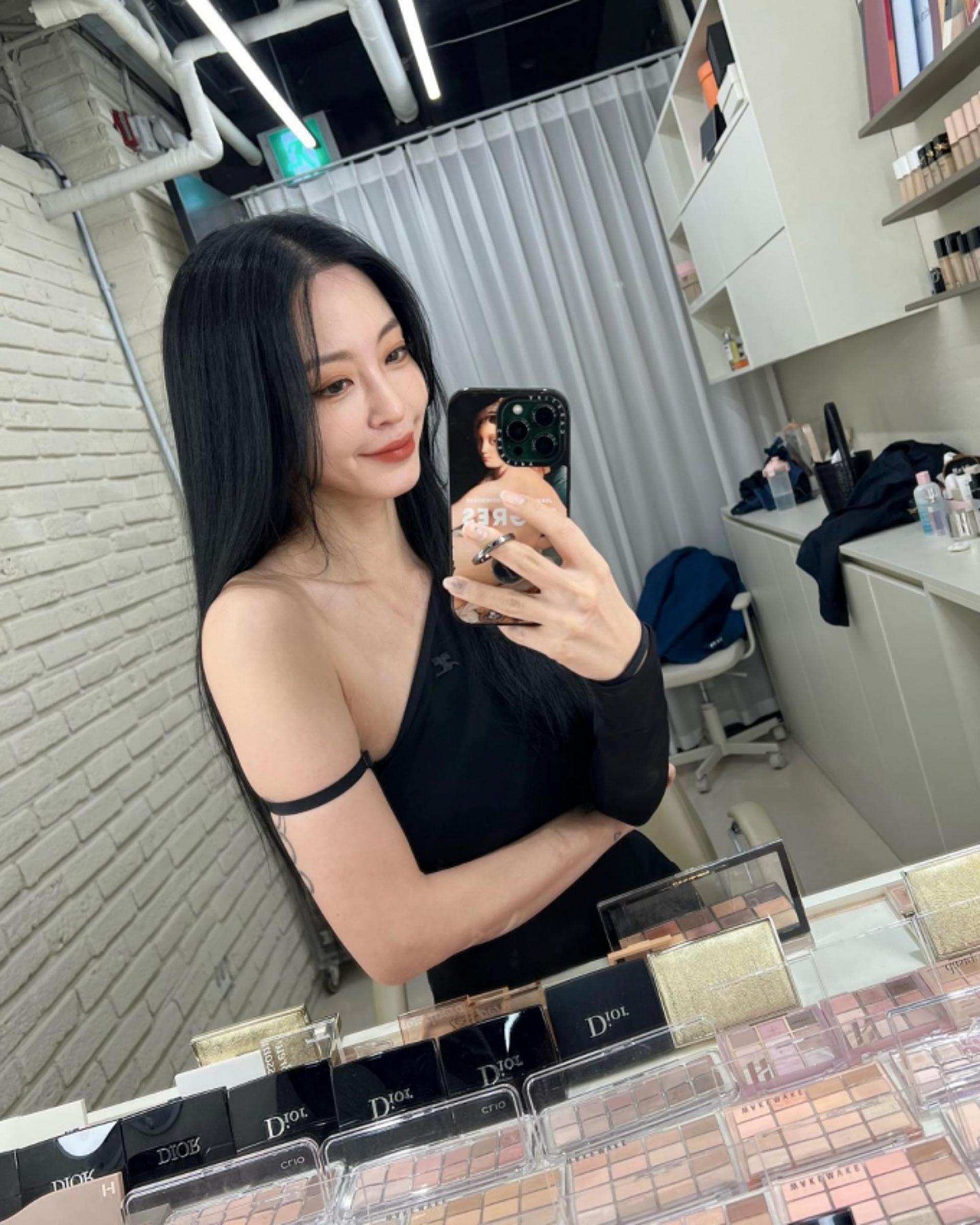 한예슬, 원숄더로 드러낸 여리여리한 몸매