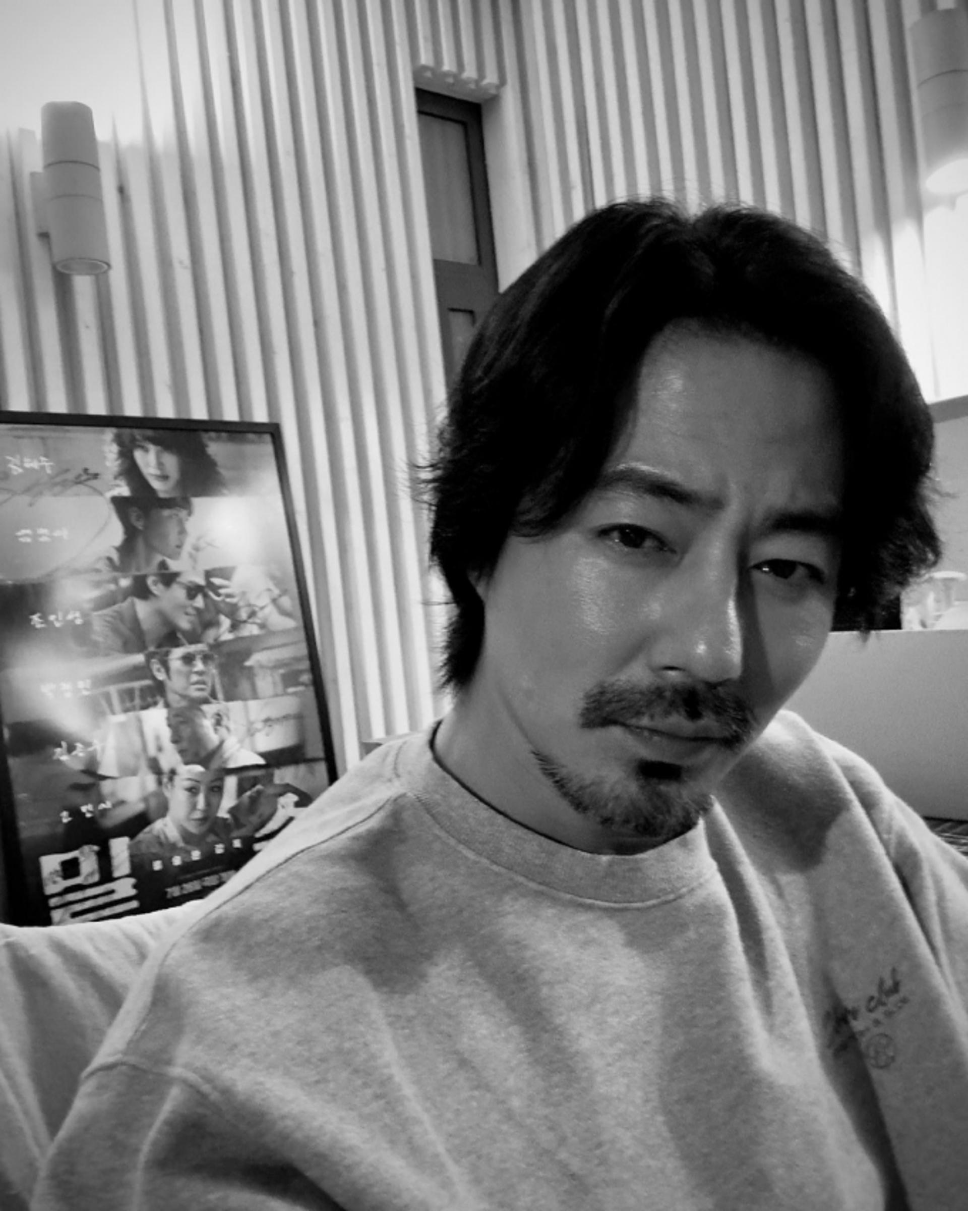 조인성, 덥수룩한 수염 셀카 공개…누리꾼 "오빠 면도해"