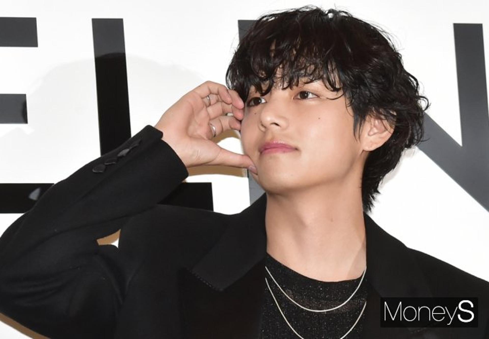 "집 따라가 혼인신고서를?"… 'BTS' 뷔 스토킹女 입건